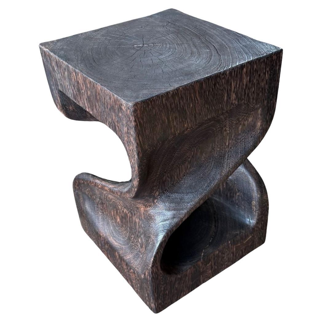 Sculptural Side Table Hand-Crafted from Solid Suar Wood Modern Organic en vente
