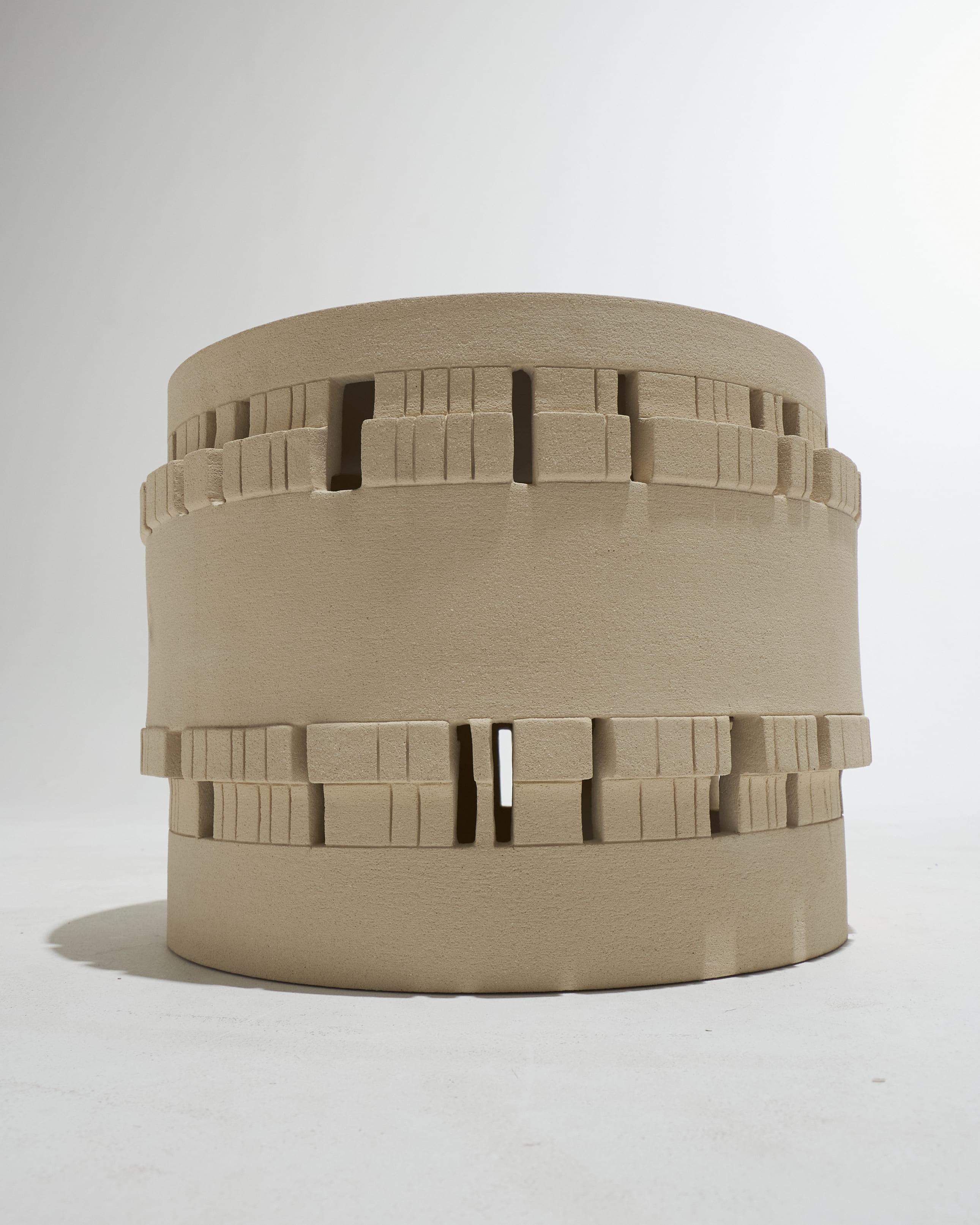 Sculptural side table in chamotte stoneware In New Condition For Sale In PARIS, FR
