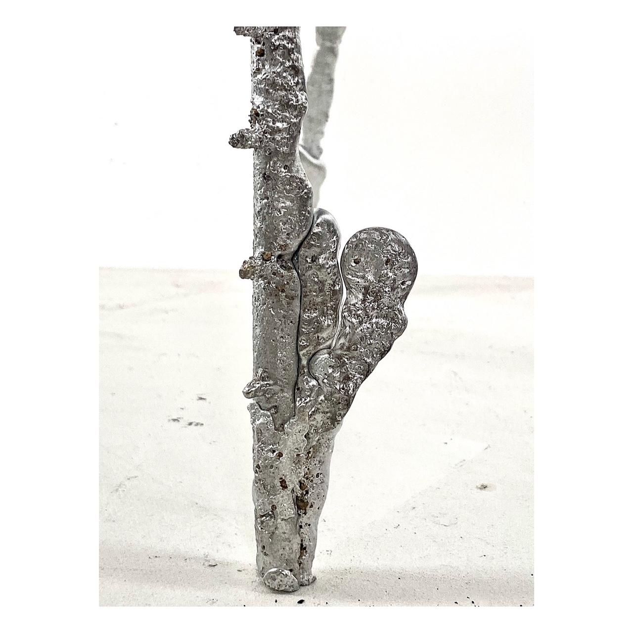 Américain Table d'appoint sculpturale en étain et métal aluminium 21e siècle de Mattia Biagi en vente