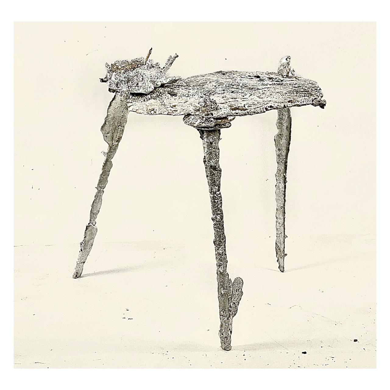 Moulage Table d'appoint sculpturale en étain et métal aluminium 21e siècle de Mattia Biagi en vente