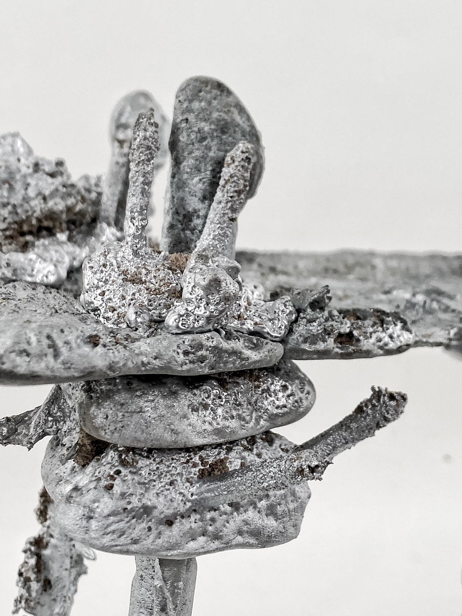 Skulpturaler Beistelltisch aus Zinn und Aluminiummetall von Mattia Biagi, 21. Jahrhundert (Gegossen) im Angebot