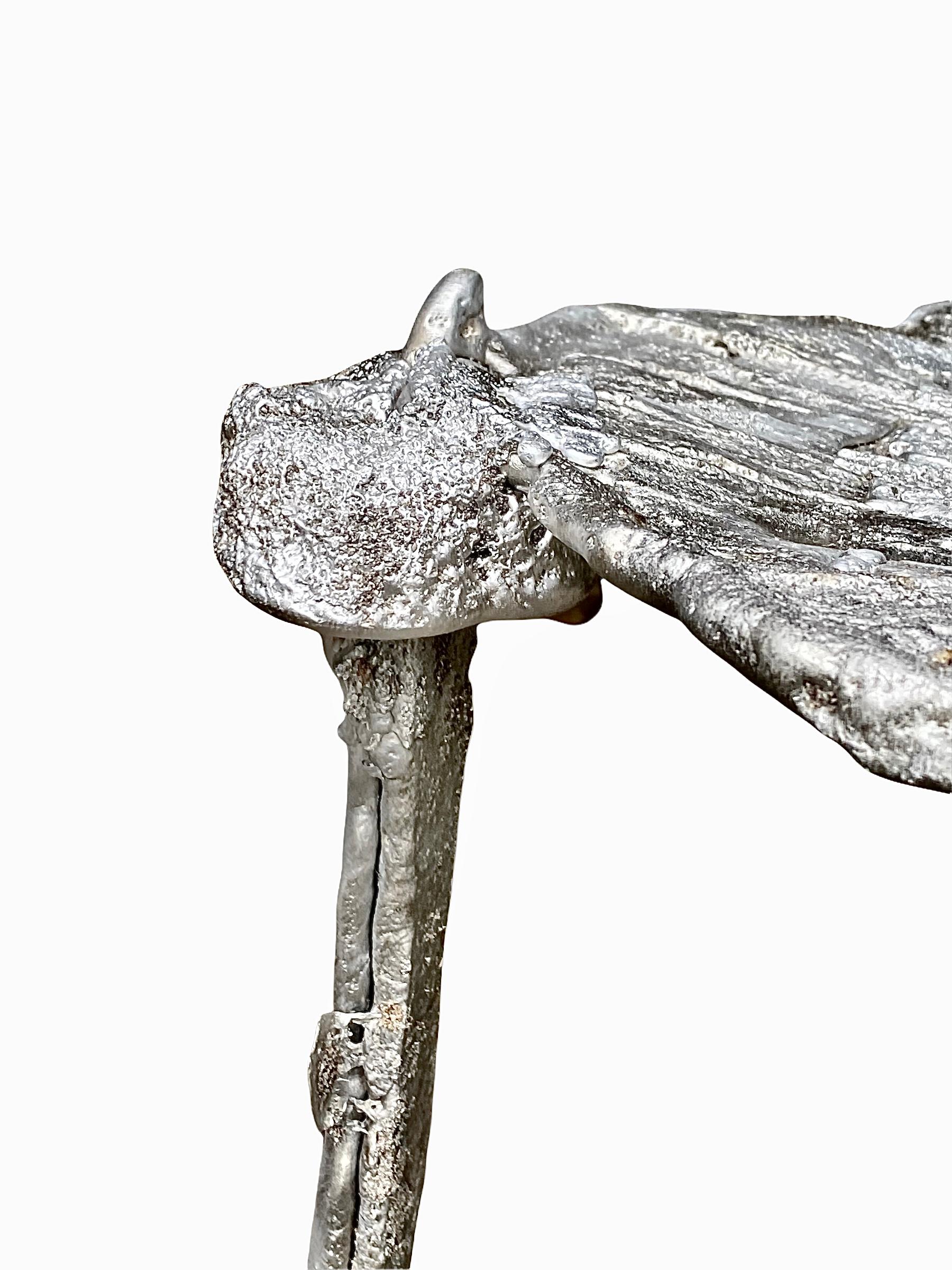 Skulpturaler Beistelltisch aus Zinn und Aluminium und Metall aus Aluminium, 21. Jahrhundert, von Mattia Biagi (Hartzinn) im Angebot