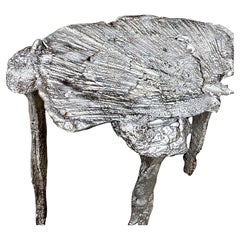 Tavolino scultoreo in metallo peltro e alluminio 21° secolo di Mattia Biagi