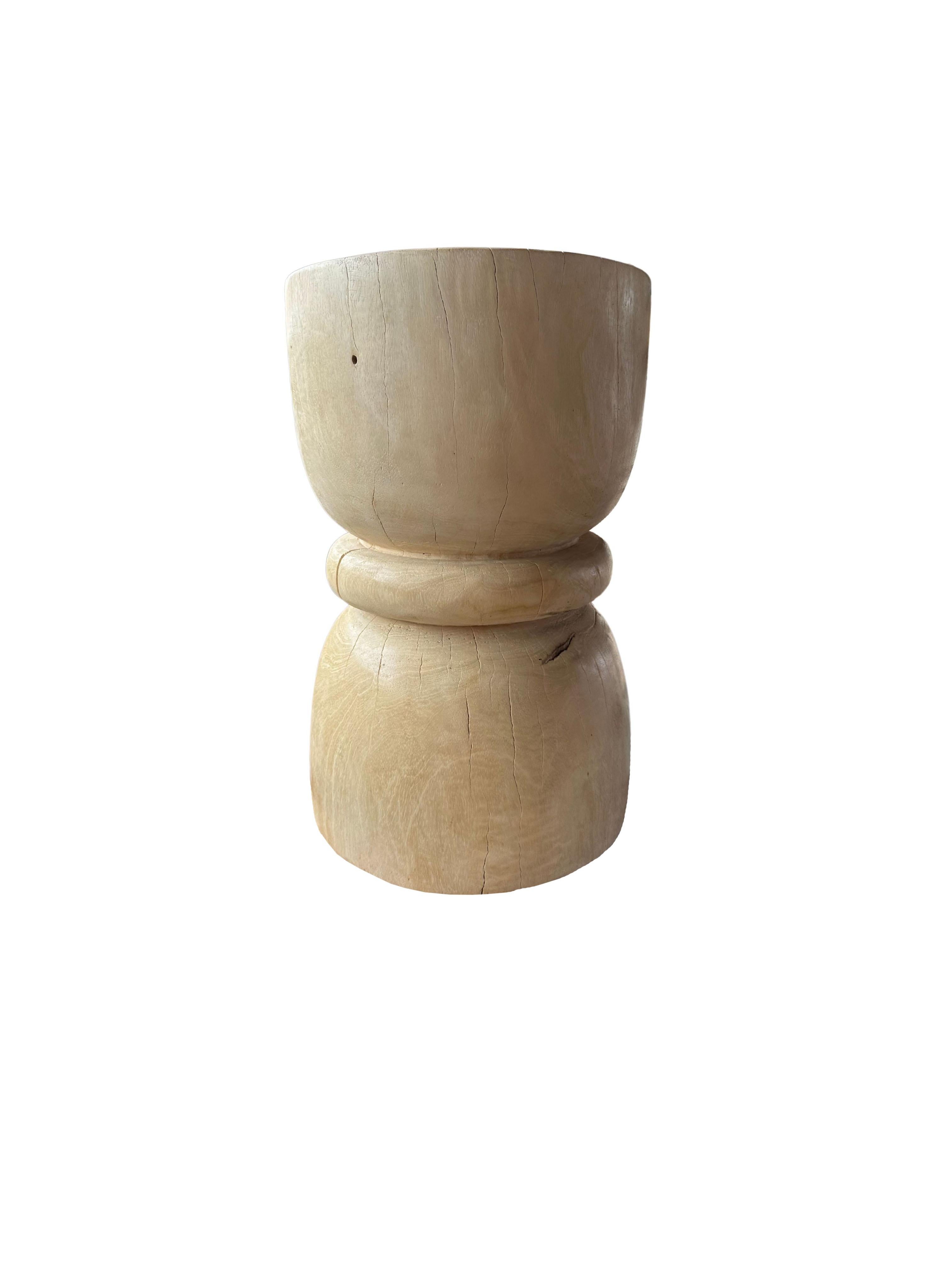 Skulpturaler Beistelltisch Mango-Holz, gebleichter Oberfläche (Organische Moderne) im Angebot