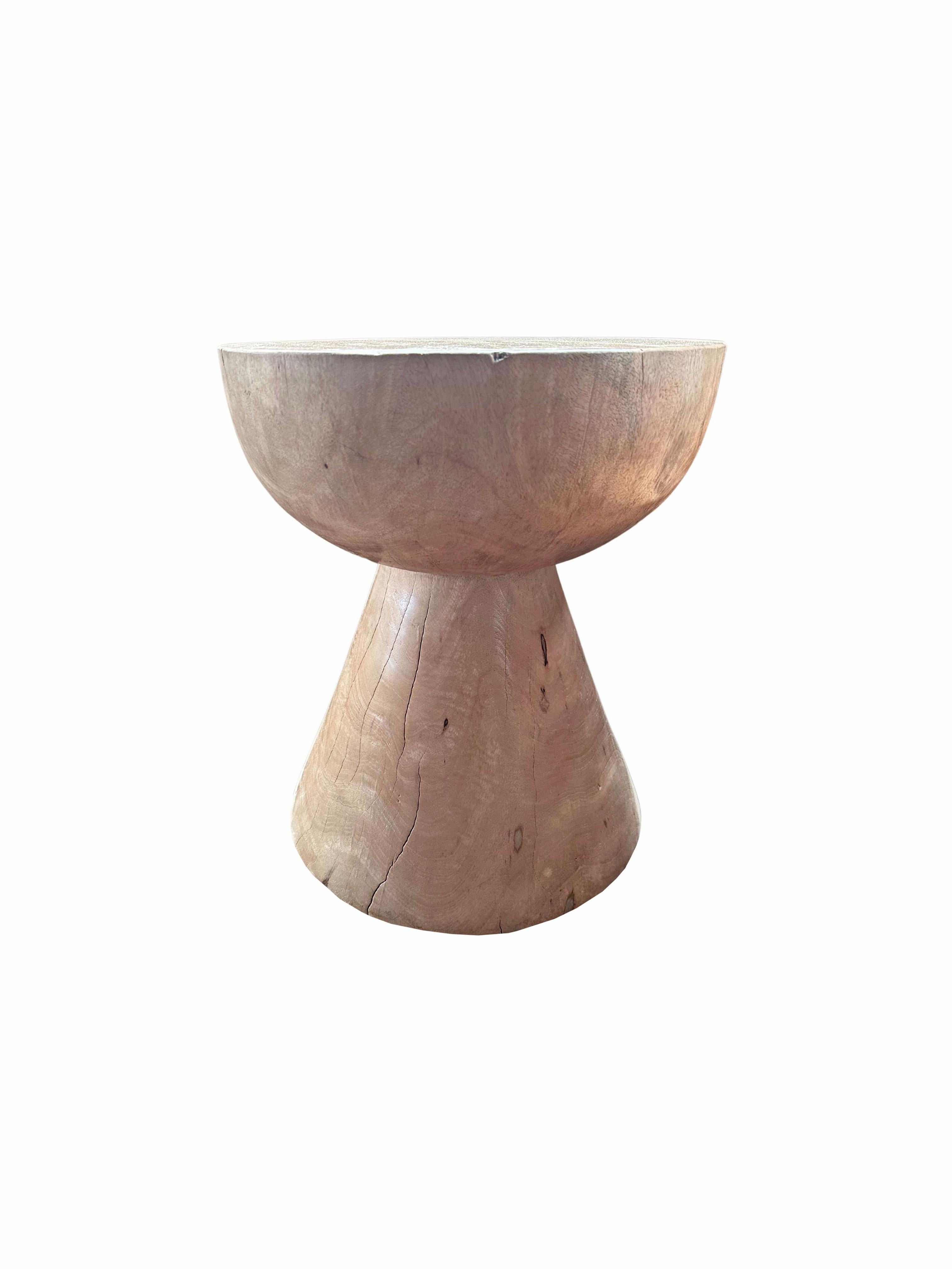 Skulpturaler Beistelltisch Mango-Holz, gebleichter Oberfläche (Handgefertigt) im Angebot