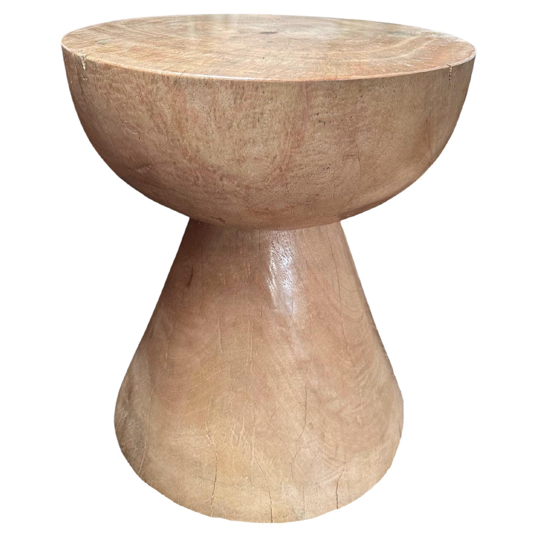 Table d'appoint sculpturale en bois de Mango finition blanchie