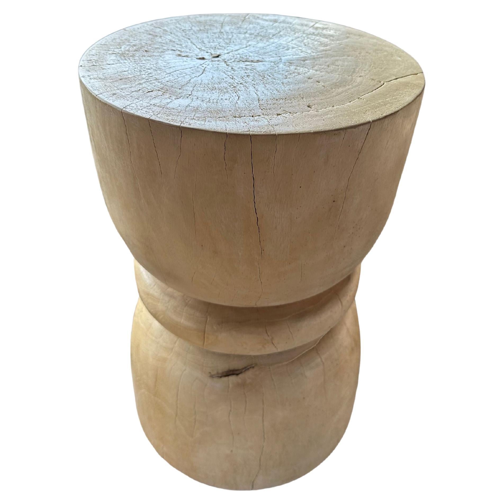 Table d'appoint sculpturale en bois de Mango finition blanchie