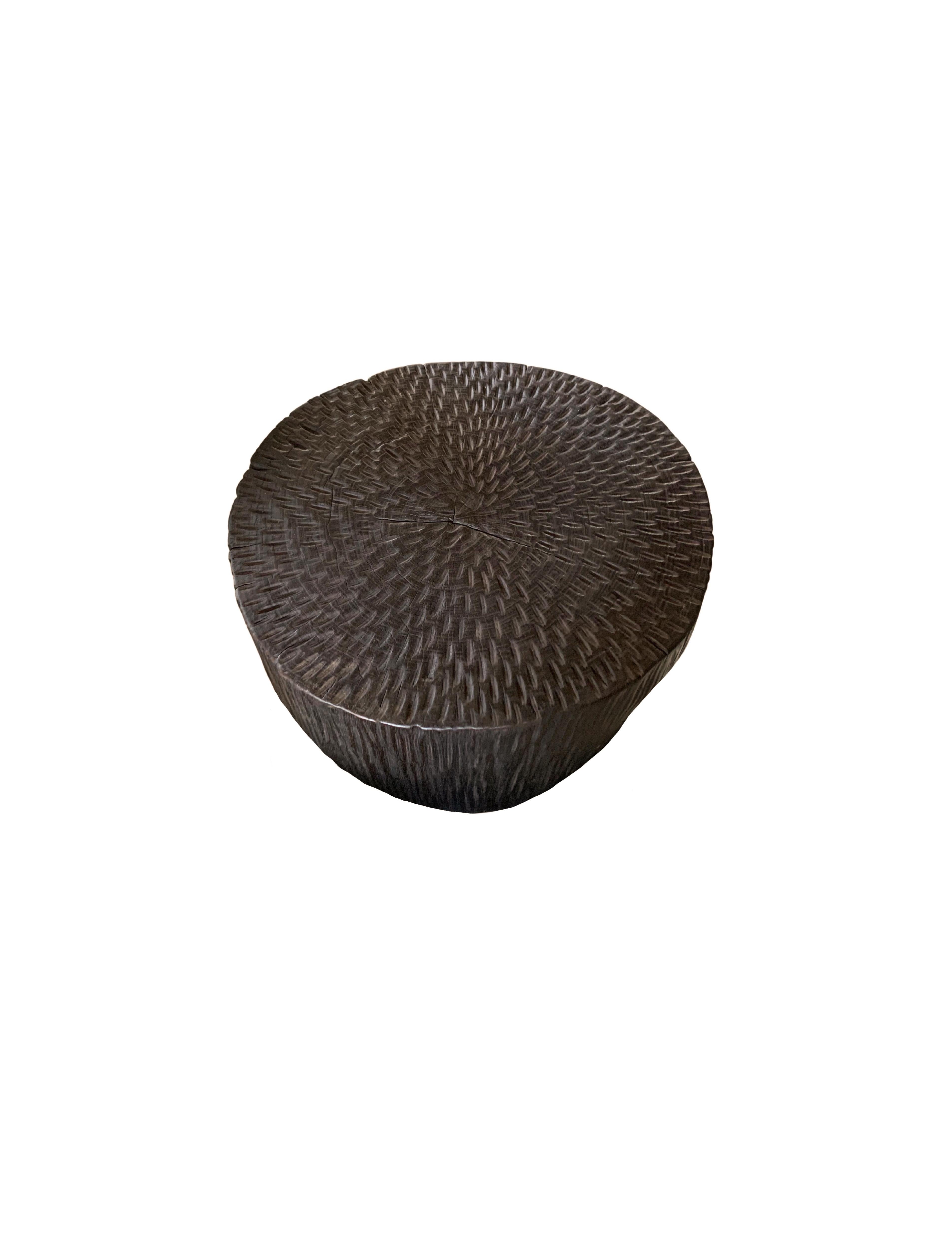 Skulpturaler Beistelltisch Mangoholz, handgehäkelte Details, modern organisches Design (Organische Moderne) im Angebot