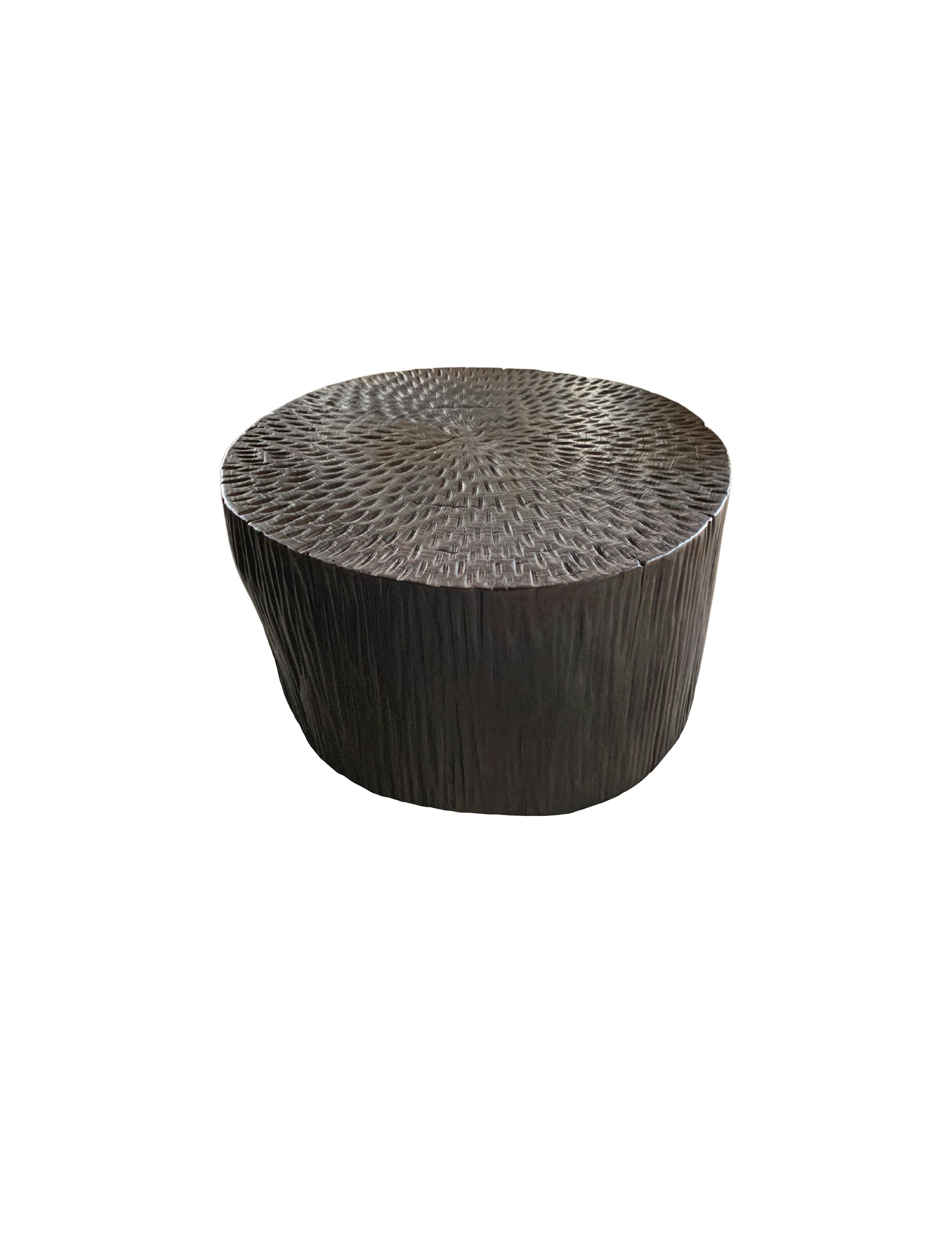 Skulpturaler Beistelltisch Mangoholz, handgehäkelte Details, modern organisches Design (Handgefertigt) im Angebot