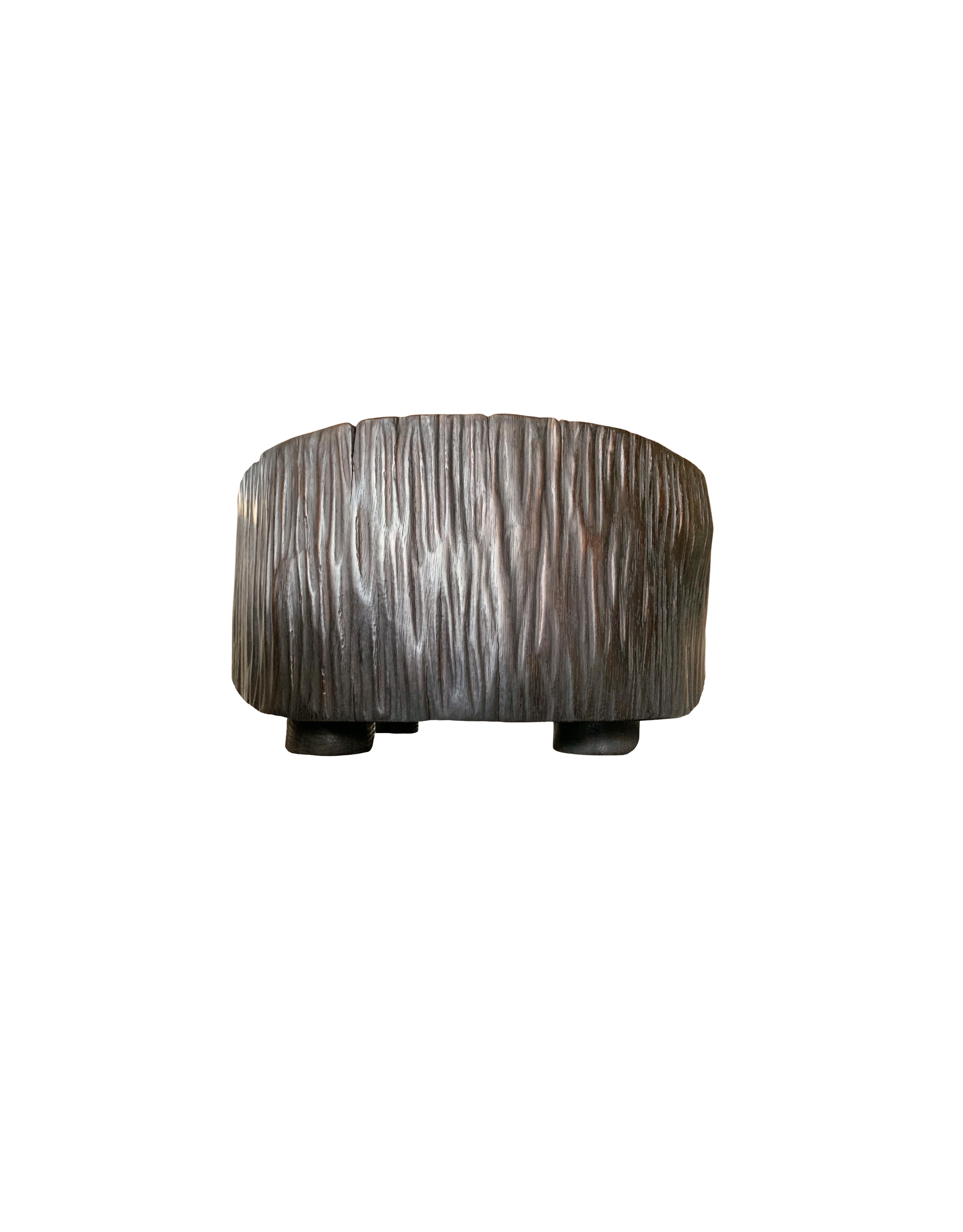 Skulpturaler Beistelltisch Mangoholz, handgehäkelte Details, modern organisches Design im Zustand „Gut“ im Angebot in Jimbaran, Bali