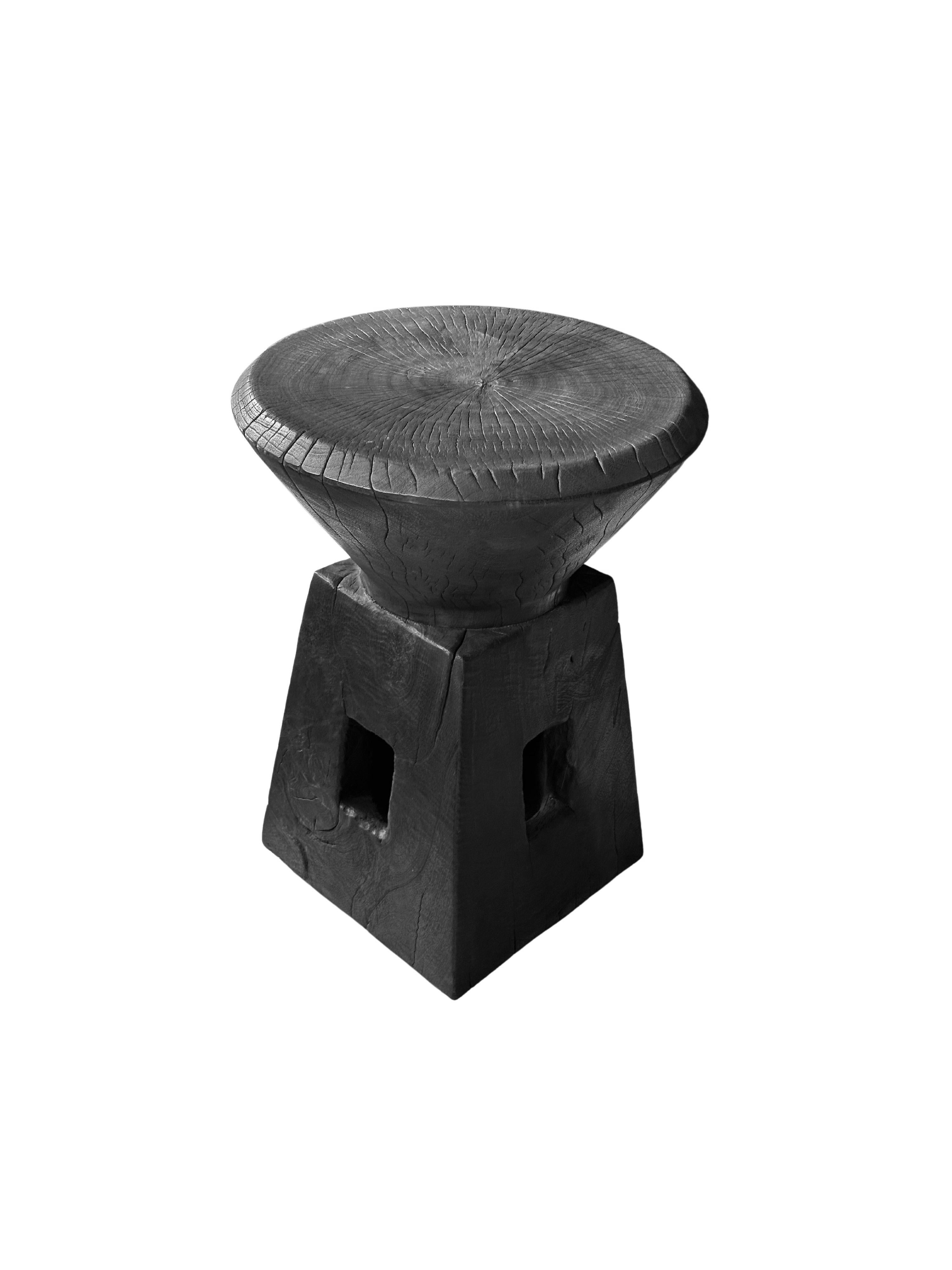 Skulpturaler Beistelltisch, Mangoholz, modern, organisch, gebranntes Finish (Organische Moderne) im Angebot
