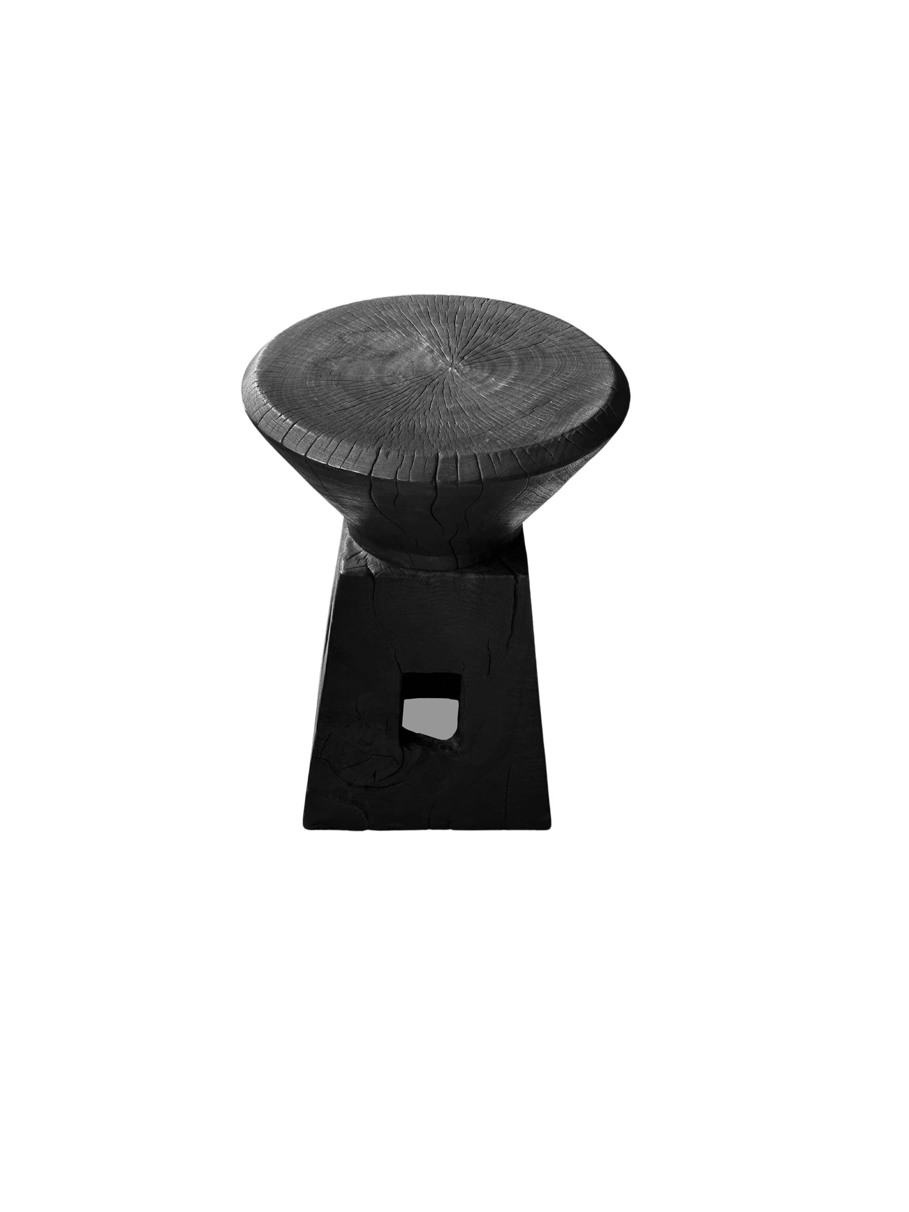 Skulpturaler Beistelltisch, Mangoholz, modern, organisch, gebranntes Finish im Zustand „Neu“ im Angebot in Jimbaran, Bali