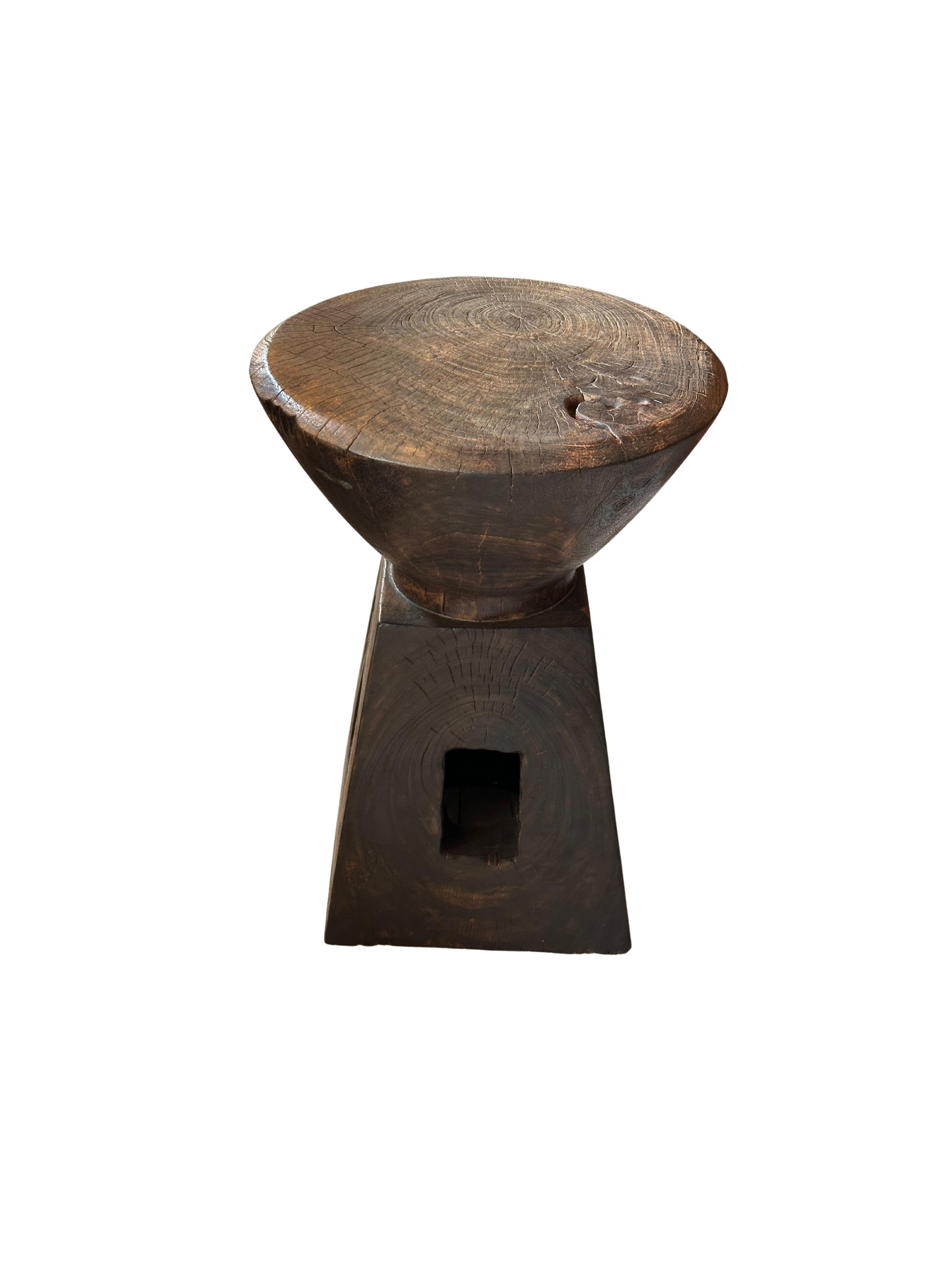 Une table d'appoint merveilleusement sculpturale. Il a une finition espresso (couleur ressemblant à celle du café). Le pigment de bois a été obtenu en brûlant le bois plusieurs fois et en le finissant avec une couche transparente. Une pièce unique,
