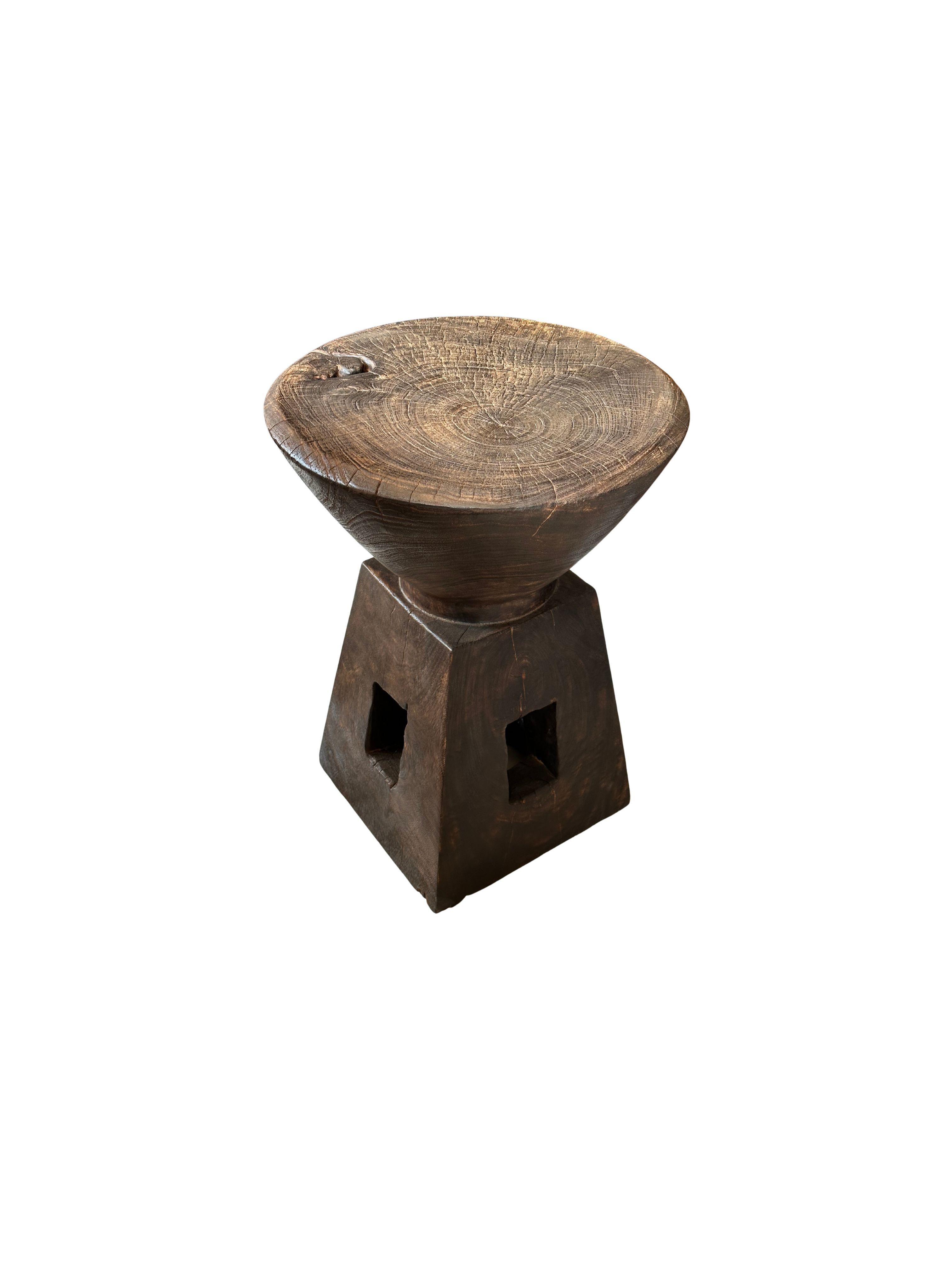 Organique Table d'appoint sculpturale, bois de Mango, finition organique moderne, Espresso en vente