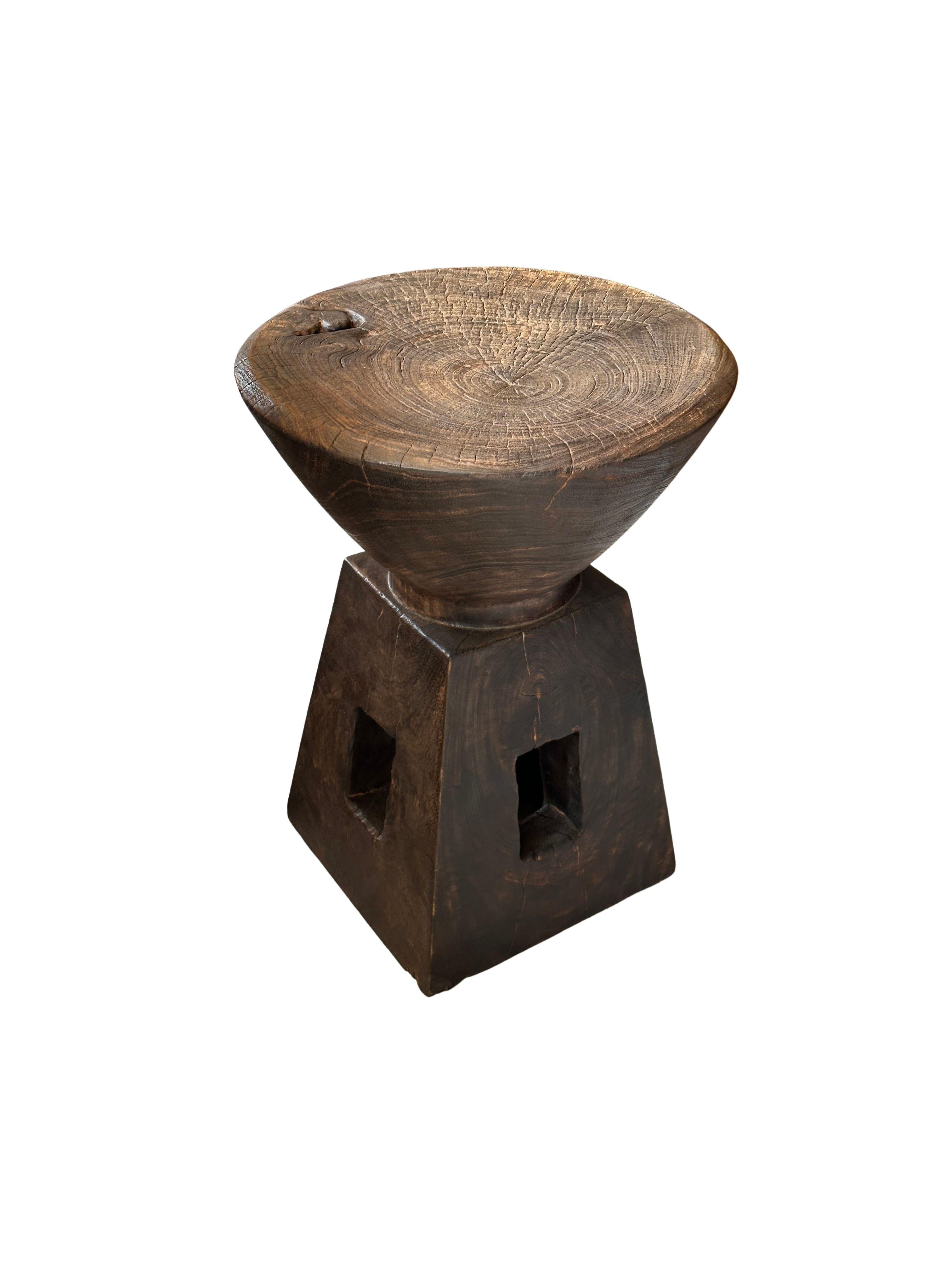 Indonésien Table d'appoint sculpturale, bois de Mango, finition organique moderne, Espresso en vente