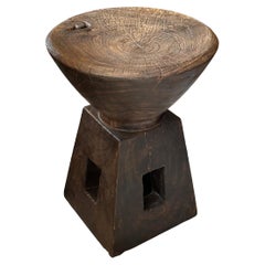 Skulpturaler Beistelltisch, Mango-Holz, modern, organisch, Espresso-Finish