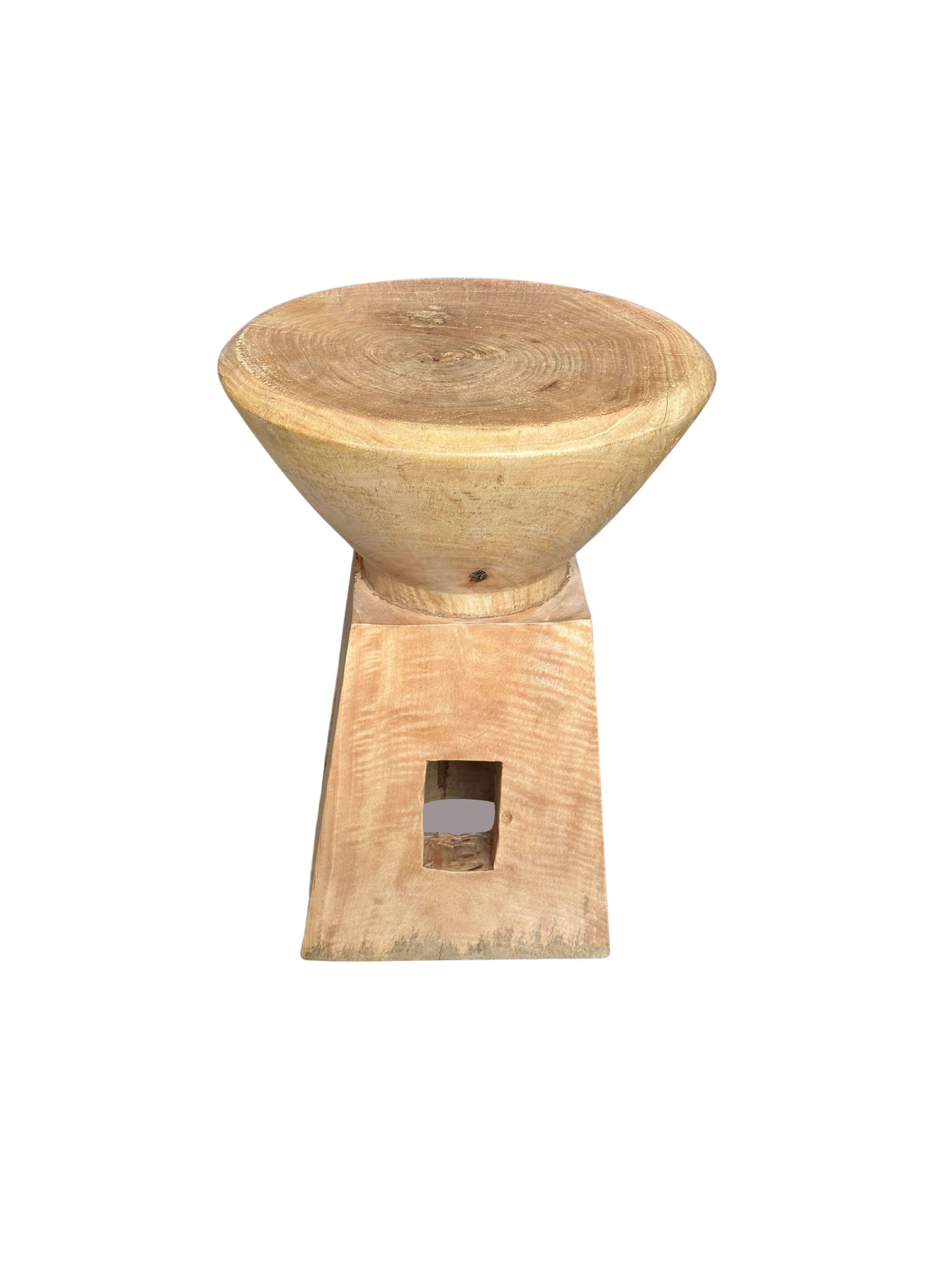 Skulpturaler Beistelltisch, Mangoholz, moderner organischer, natürlicher Oberfläche (Indonesisch) im Angebot