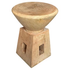 Skulpturaler Beistelltisch, Mangoholz, moderner organischer, natürlicher Oberfläche