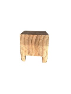 Table d'appoint sculpturale en bois de Mango finition naturelle