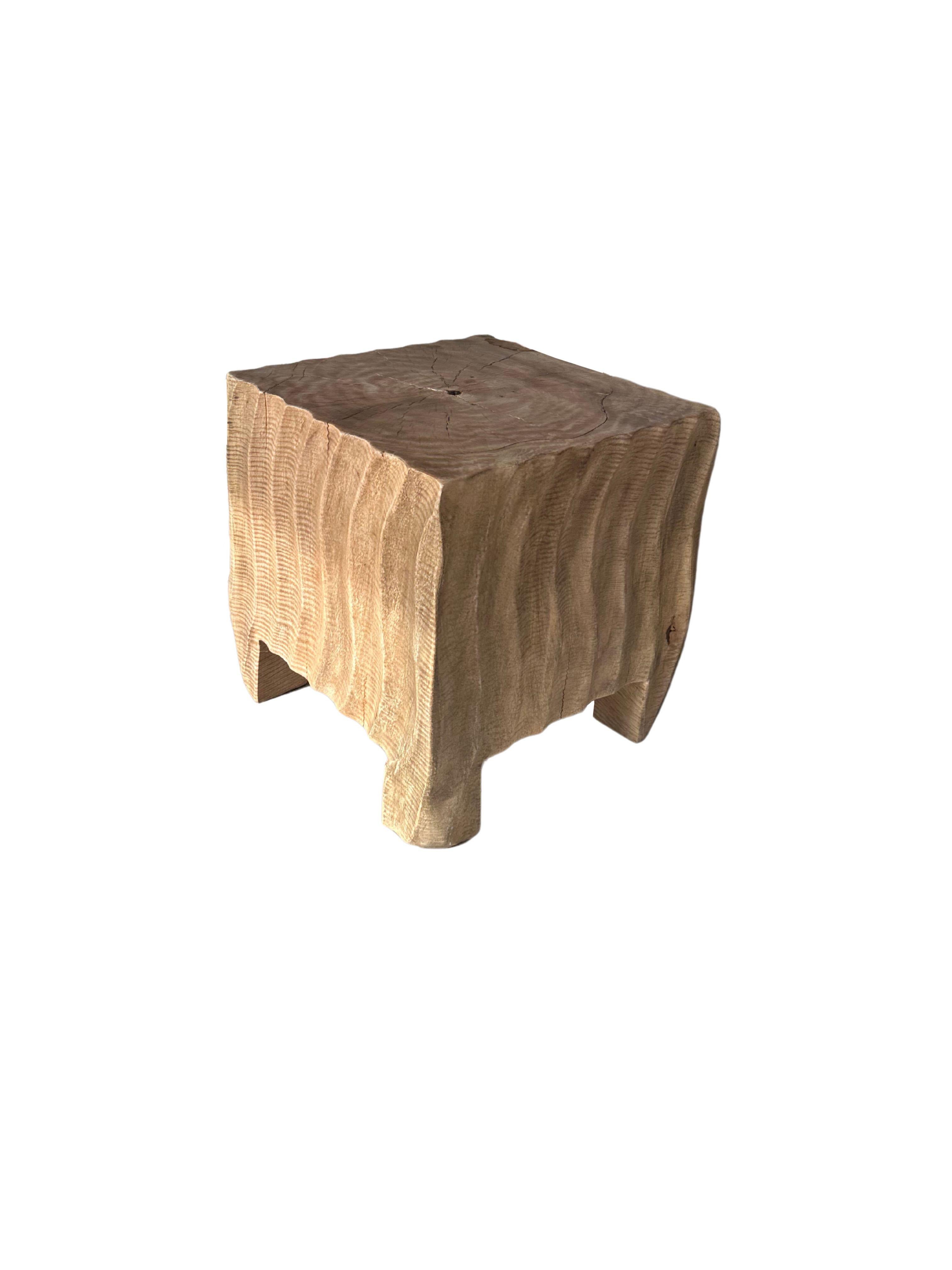 Sculptural Side Table Mango Wood Natural Finish In New Condition For Sale In Jimbaran, Bali