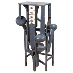 Tavolino o piedistallo scultoreo, Wood Wood trovato, materiali vari, dipinto