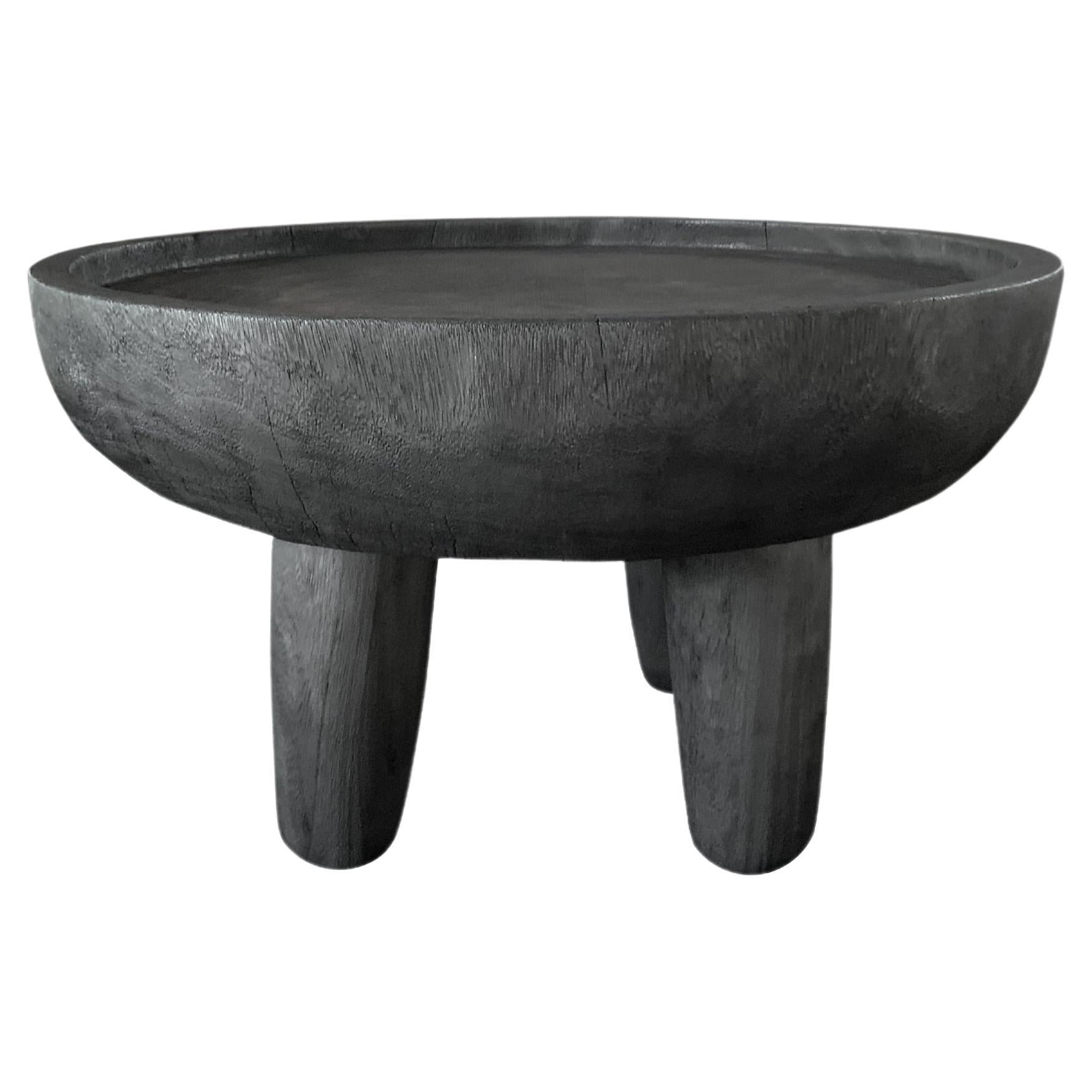 Tavolino scultoreo in legno massiccio di mango, finitura bruciata