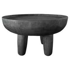 Tavolino scultoreo in legno massiccio di mango, finitura bruciata