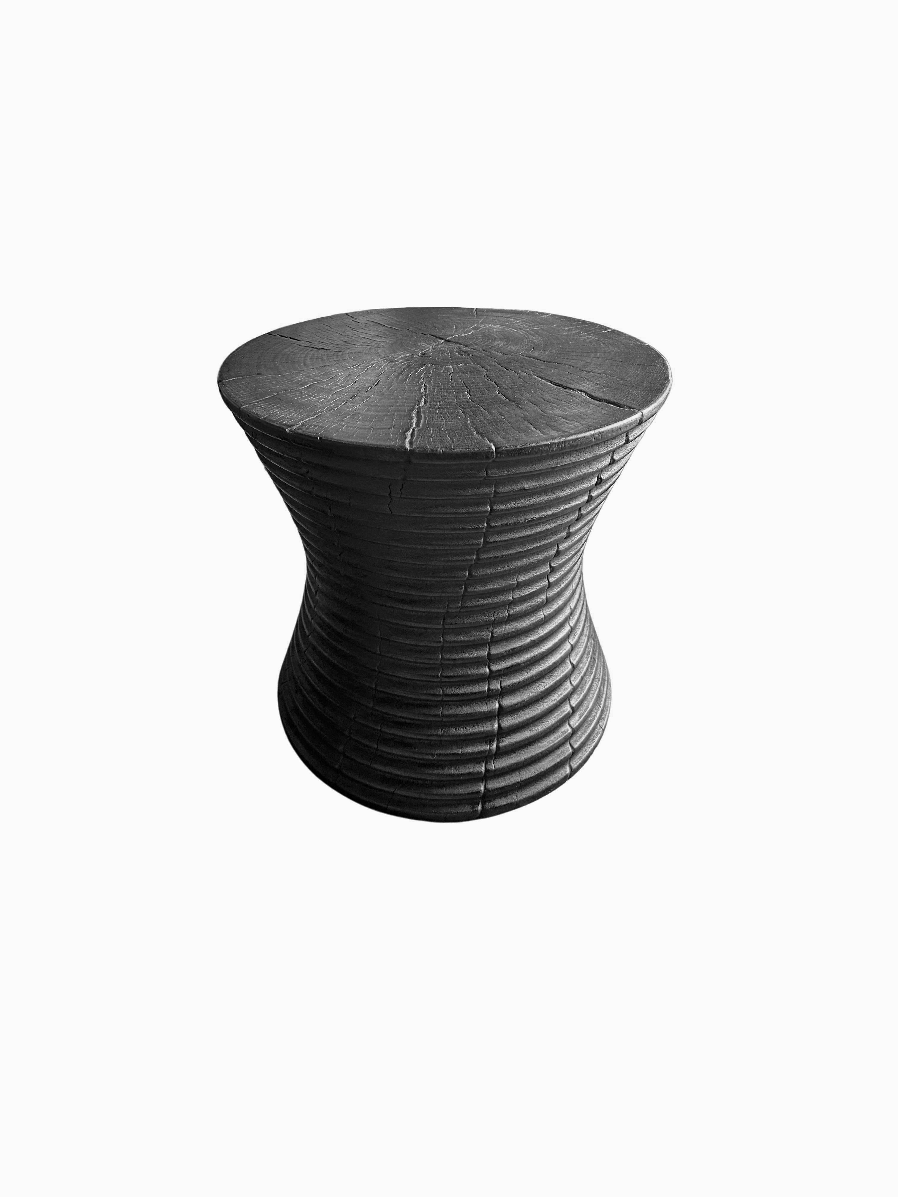Mesa auxiliar escultórica Madera maciza de mango, acabado quemado con detalles acanalados Moderno orgánico en venta