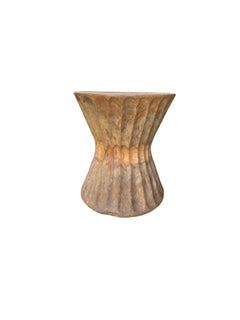 Table d'appoint sculpturale en bois de Mango massif, détails sculptés, organique moderne