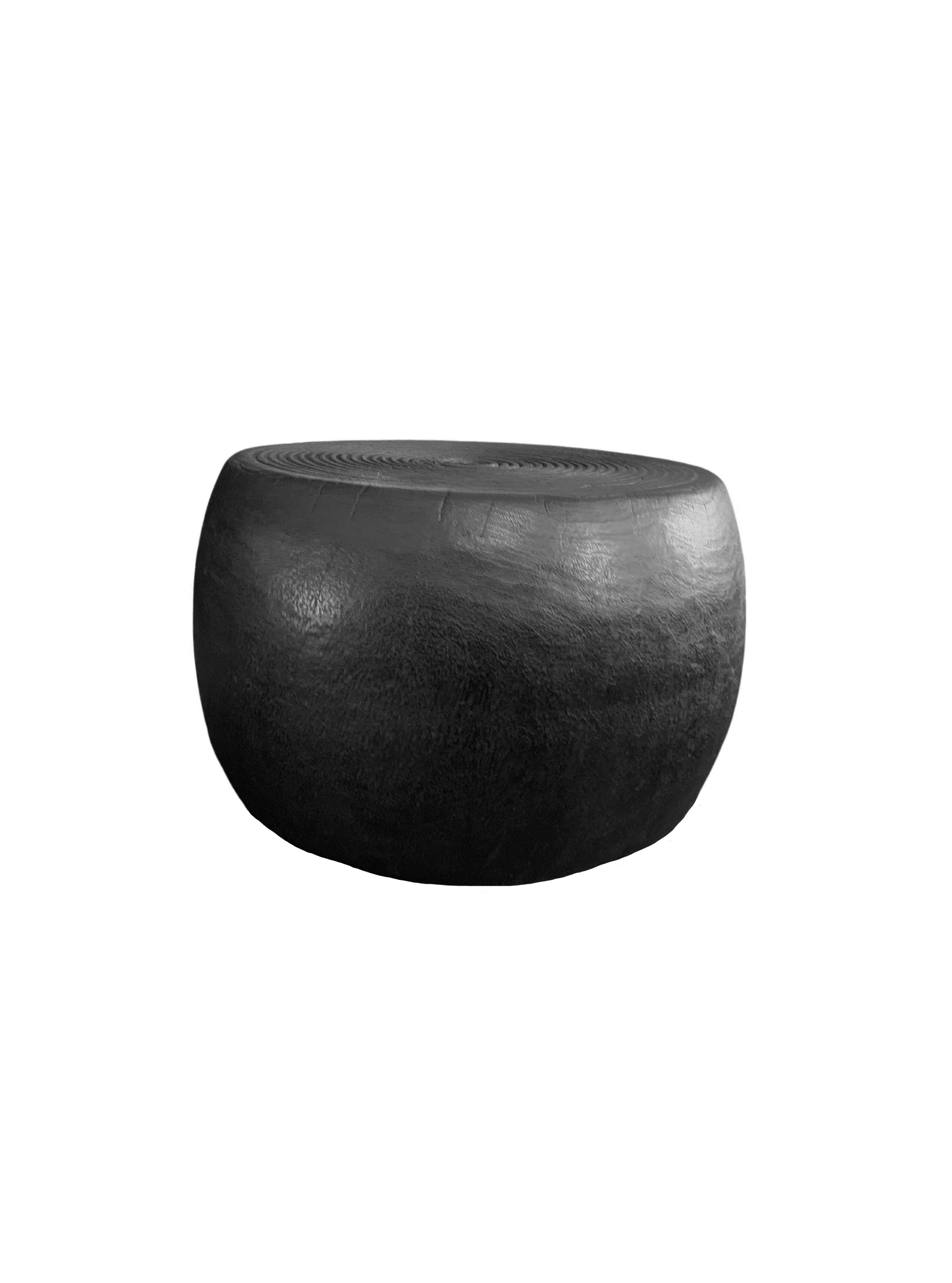Mesa Auxiliar Escultórica Madera maciza de Mango, Detalles Tallados Acanalados y Acabado Quemado Indonesio en venta