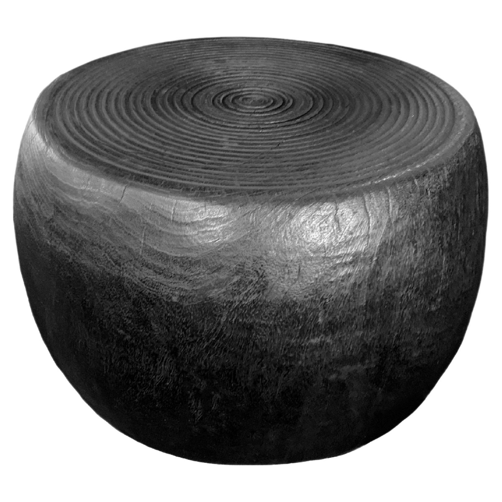 Table d'appoint sculpturale en bois de Mango massif, détails côtelés sculptés et finition brûlée