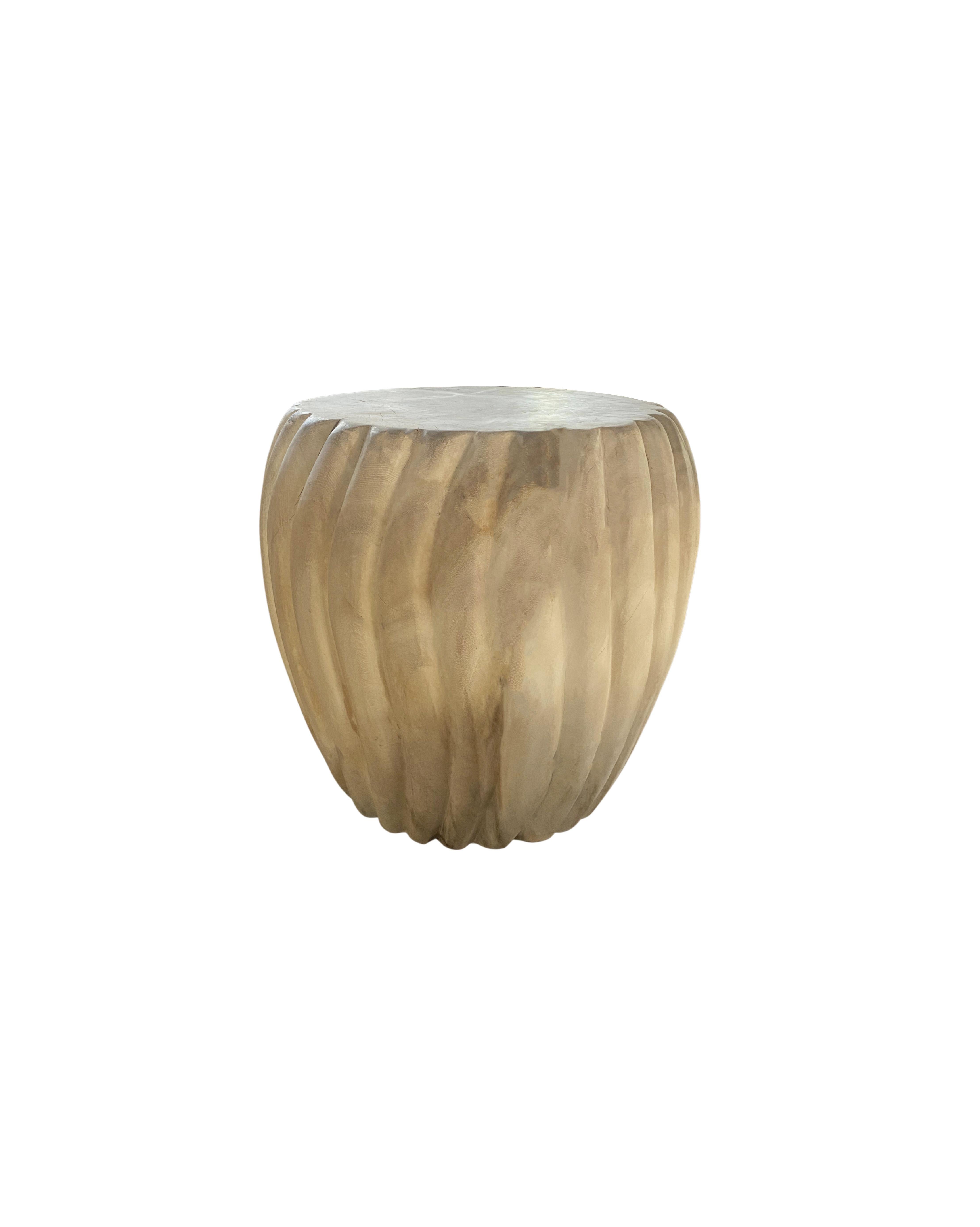 Mesa Auxiliar Escultórica Madera Maciza de Mango, Detalles Acanalados Tallados Moderno Orgánico Indonesio en venta