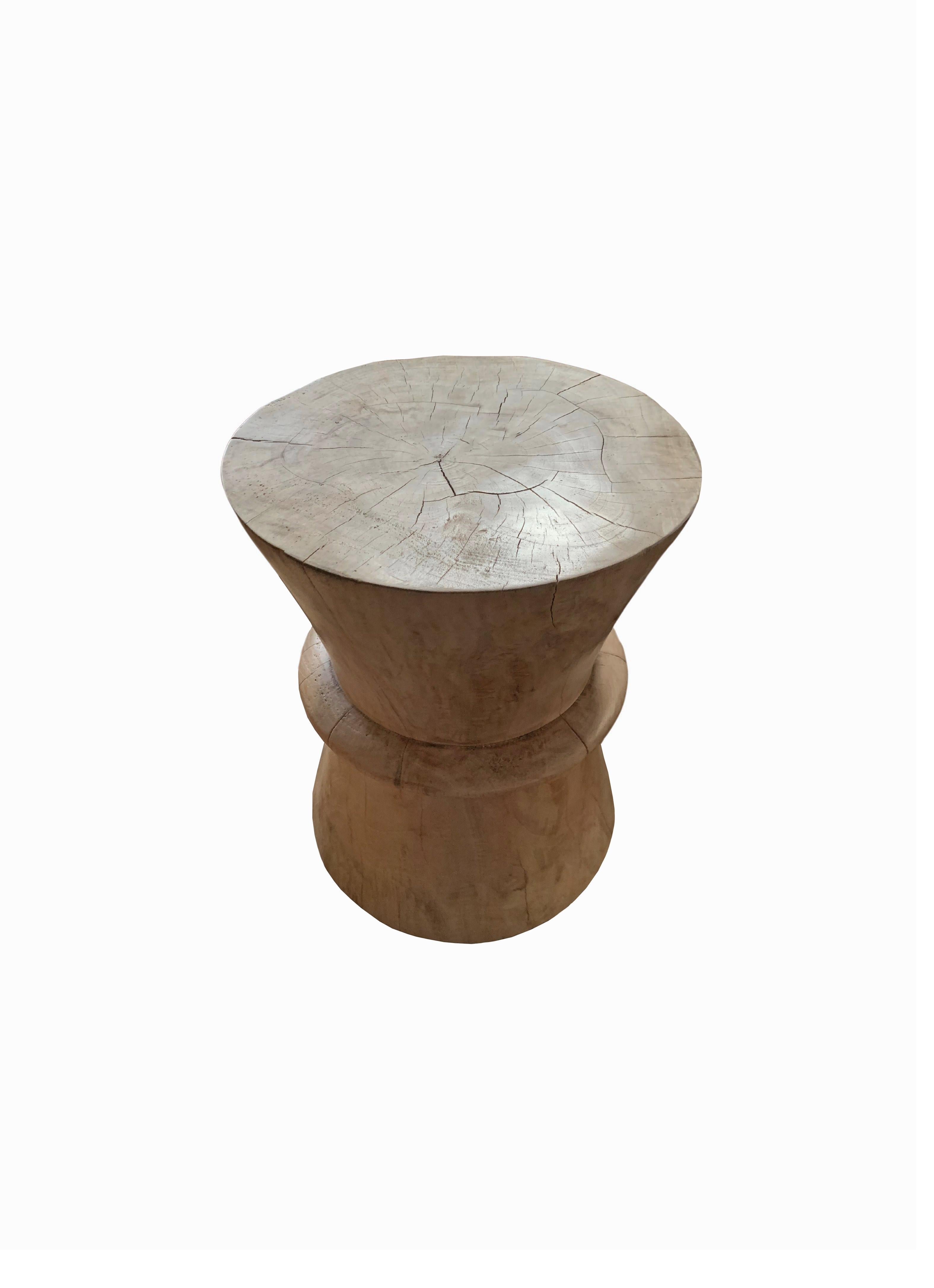 Organique Table d'appoint sculpturale en bois de Mango massif en vente