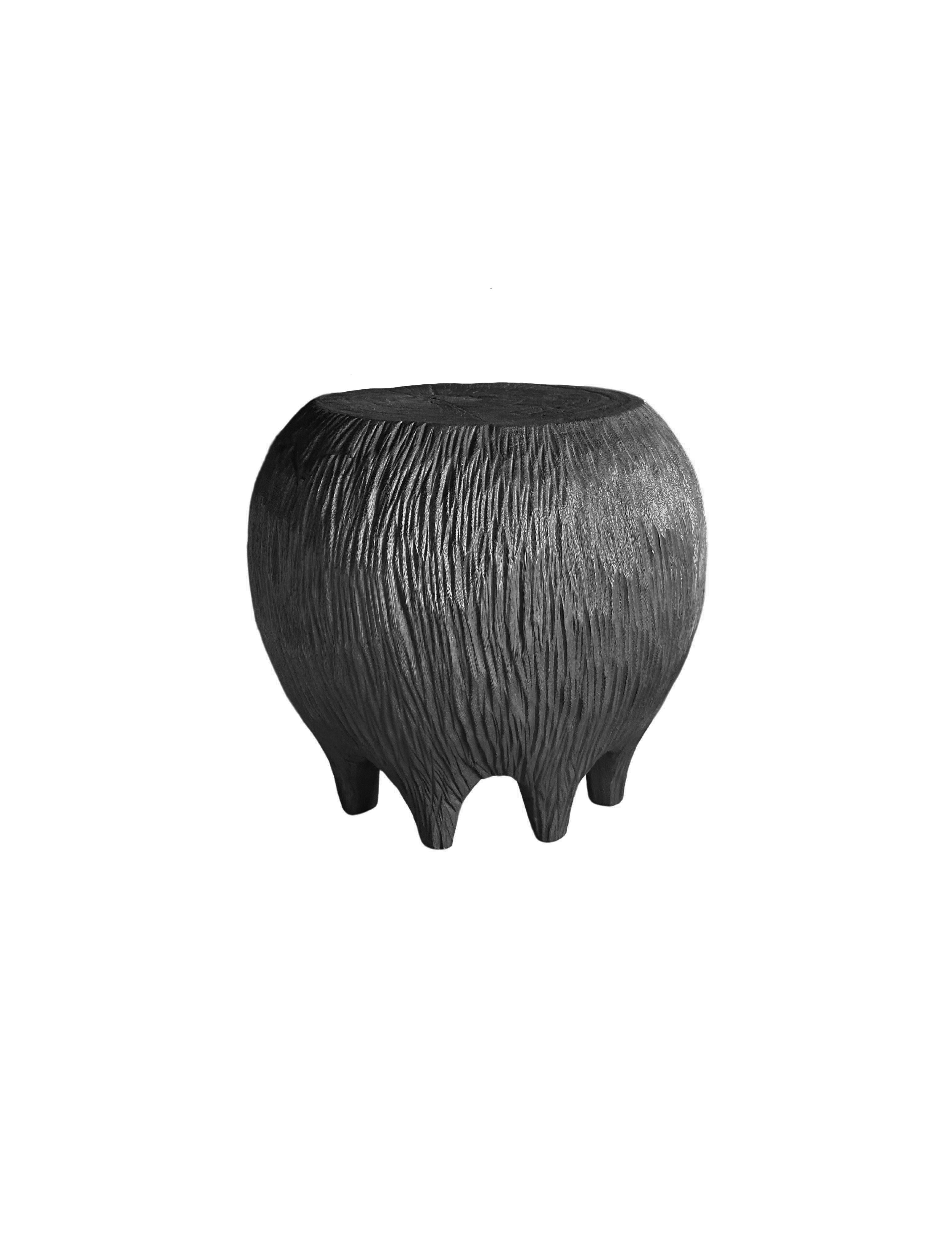 Indonésien Table d'appoint sculpturale en bois de Mango massif, détails soufflés à la main, organique moderne en vente