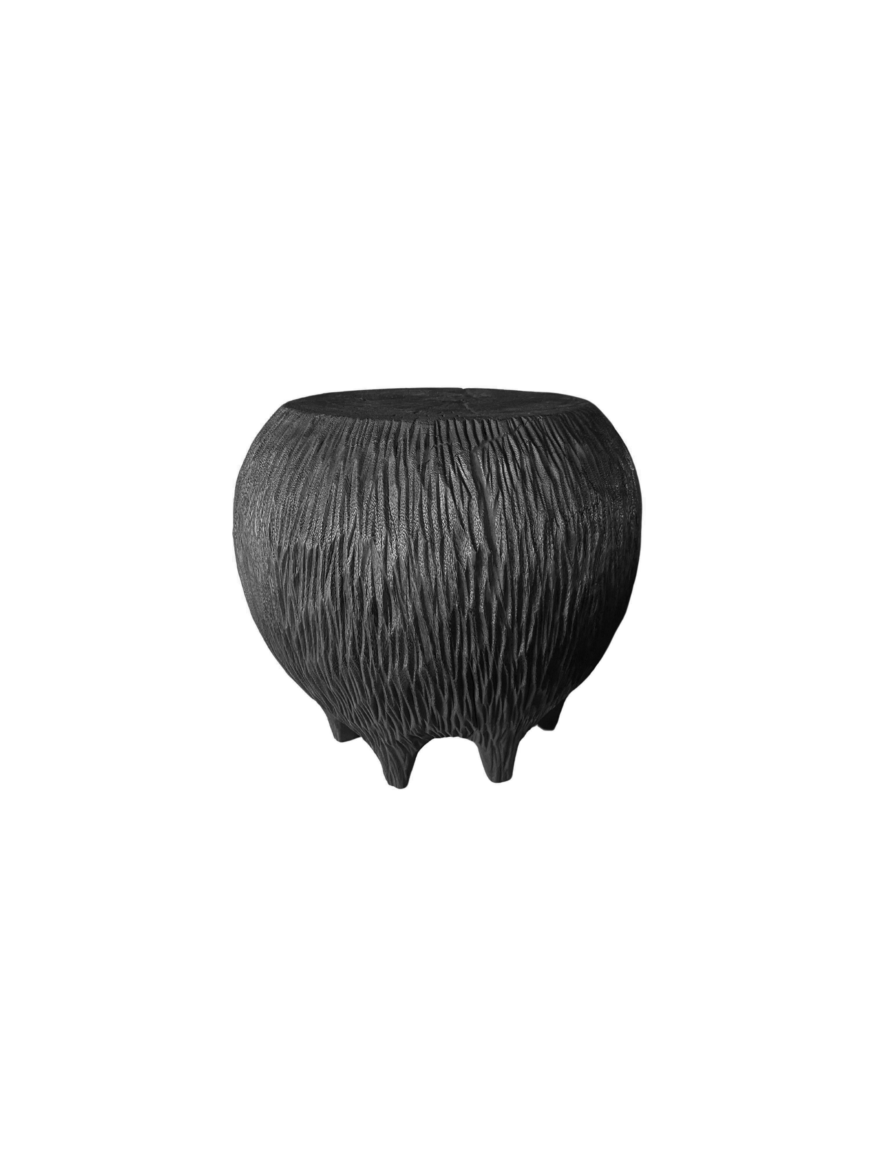 Fait main Table d'appoint sculpturale en bois de Mango massif, détails soufflés à la main, organique moderne en vente