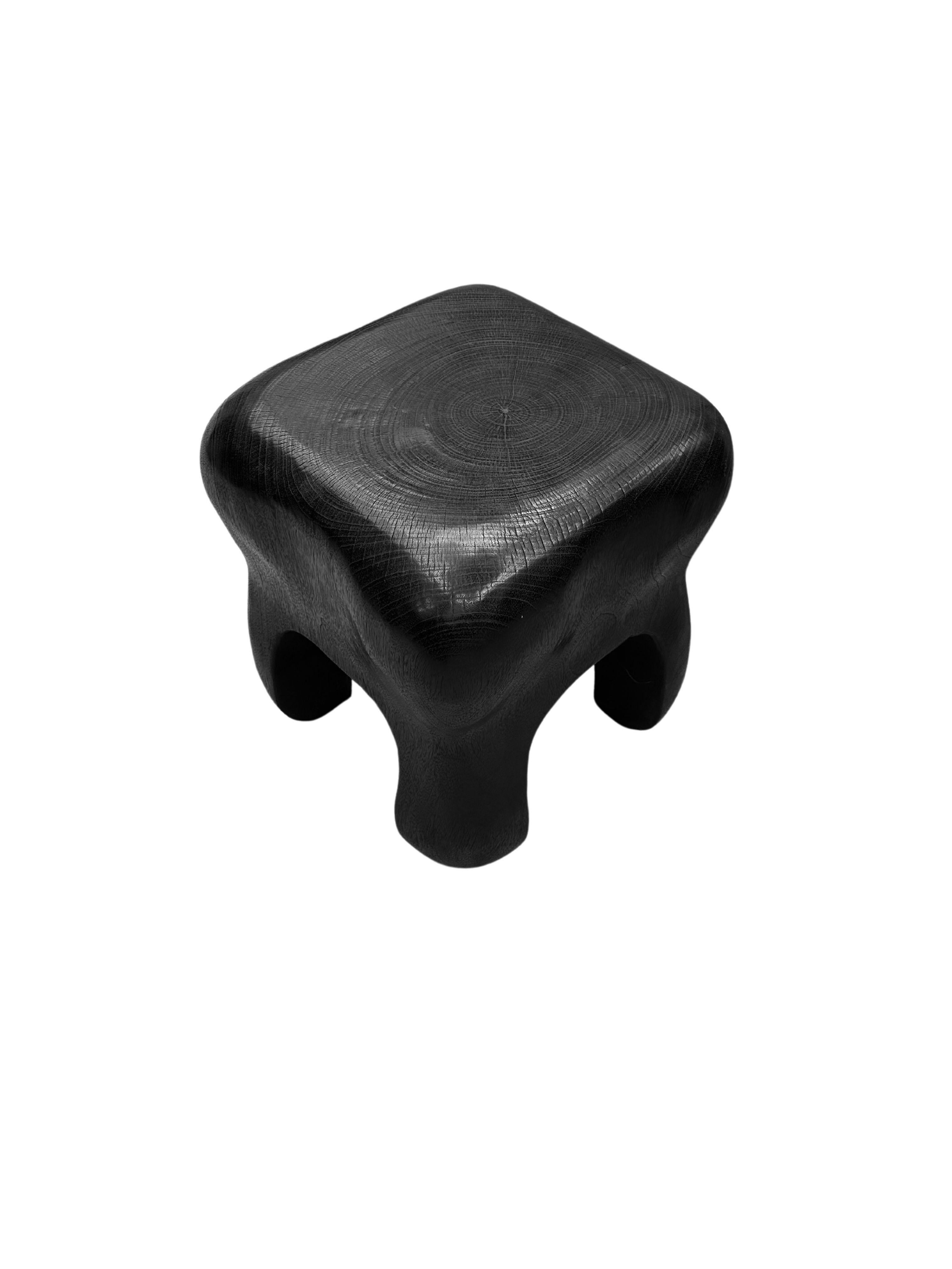 Organique Table d'appoint sculpturale en bois de Mango massif moderne, finition organique brûlée en vente