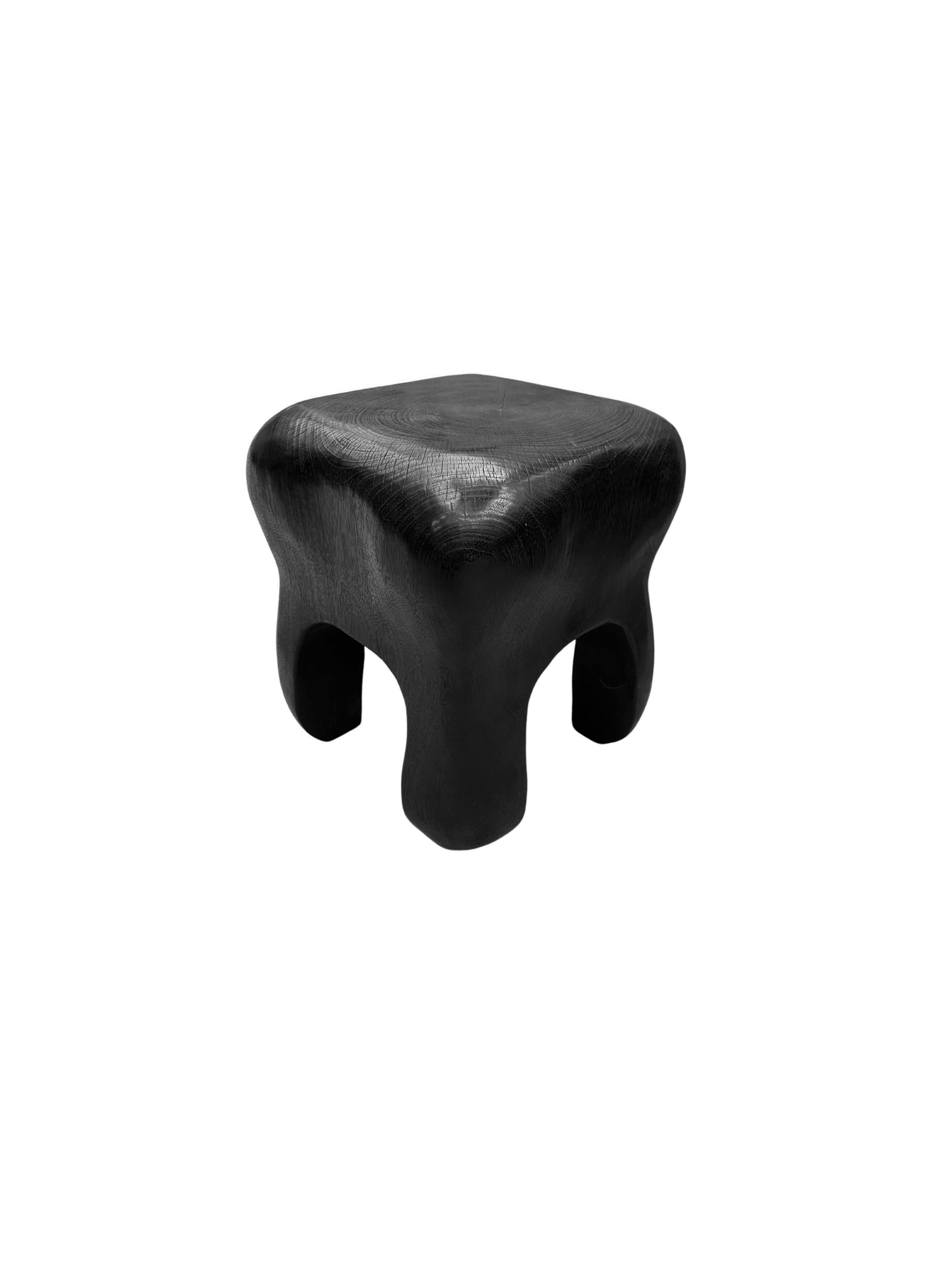 Indonésien Table d'appoint sculpturale en bois de Mango massif moderne, finition organique brûlée en vente