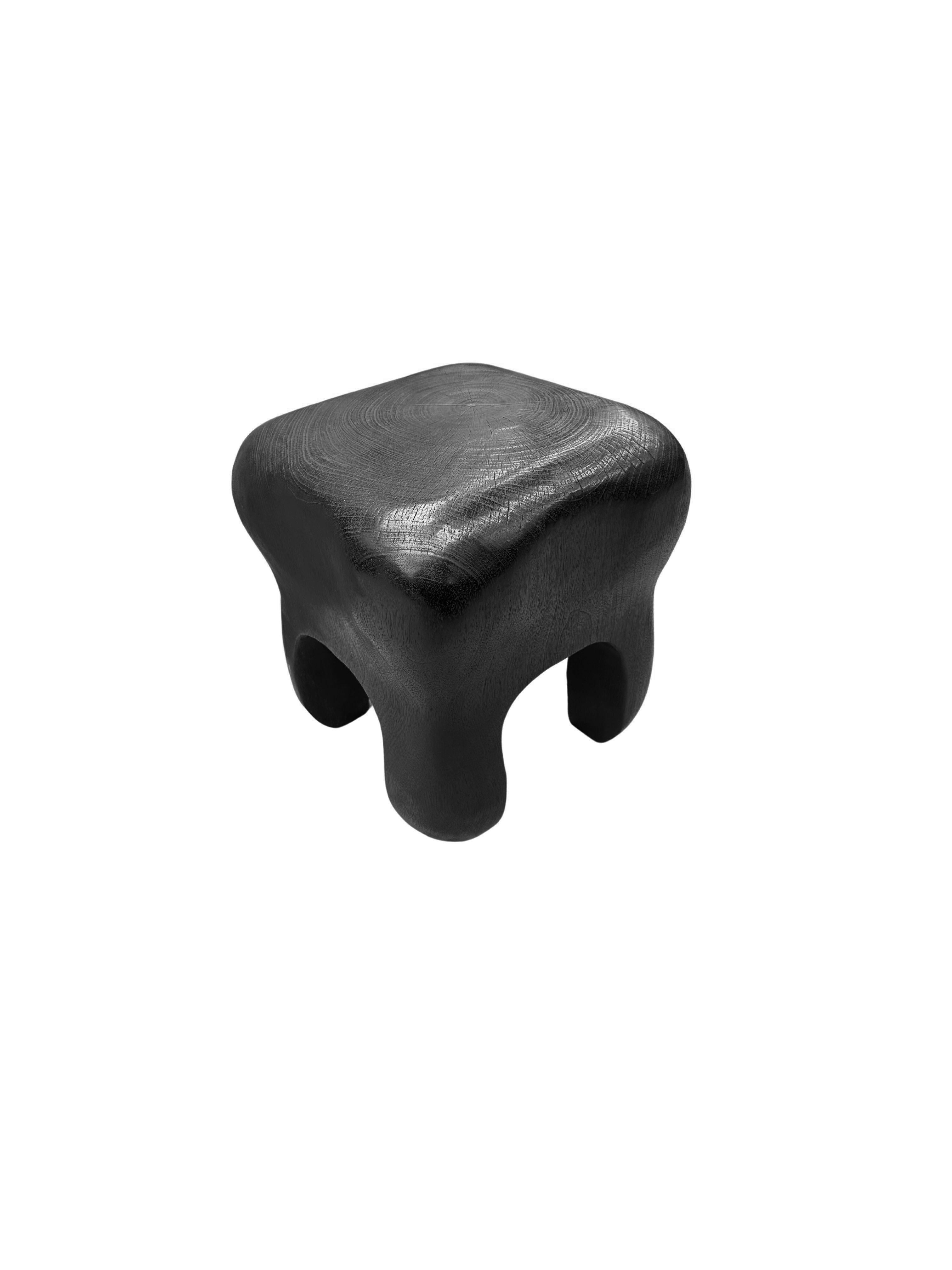 Fait main Table d'appoint sculpturale en bois de Mango massif moderne, finition organique brûlée en vente