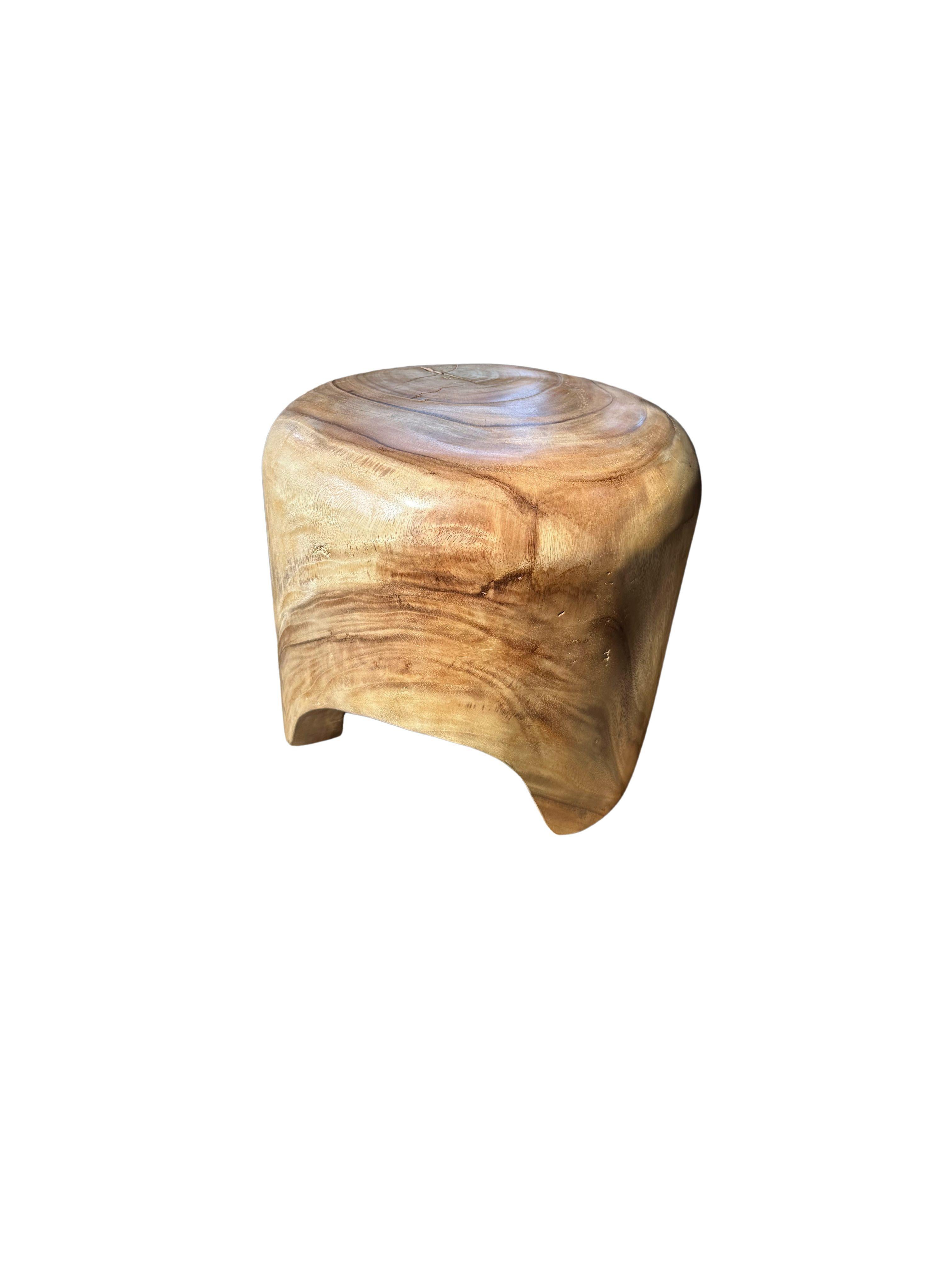Organique Table d'appoint sculpturale en bois de Mango massif avec pieds arqués en vente