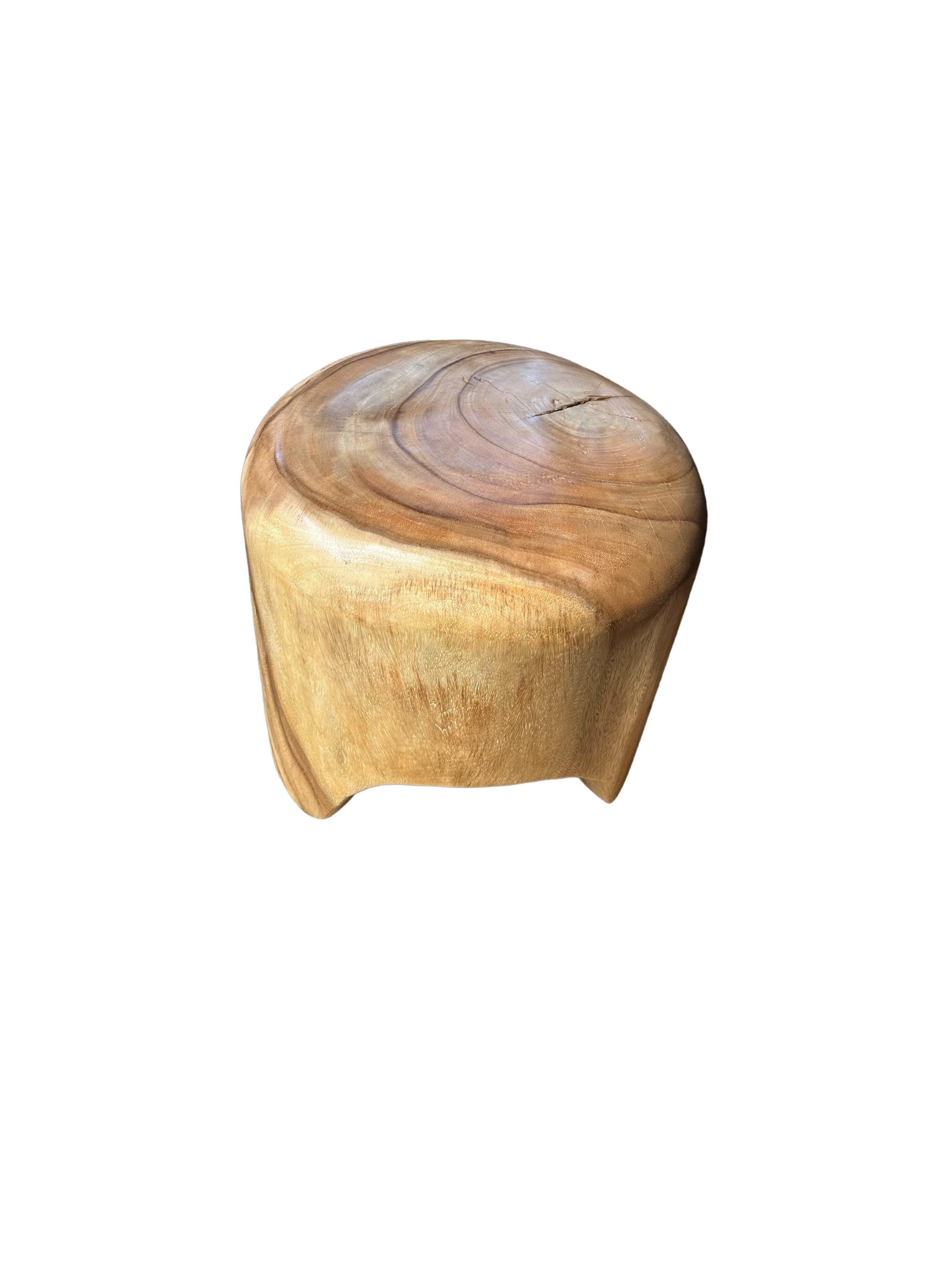 Indonésien Table d'appoint sculpturale en bois de Mango massif avec pieds arqués en vente