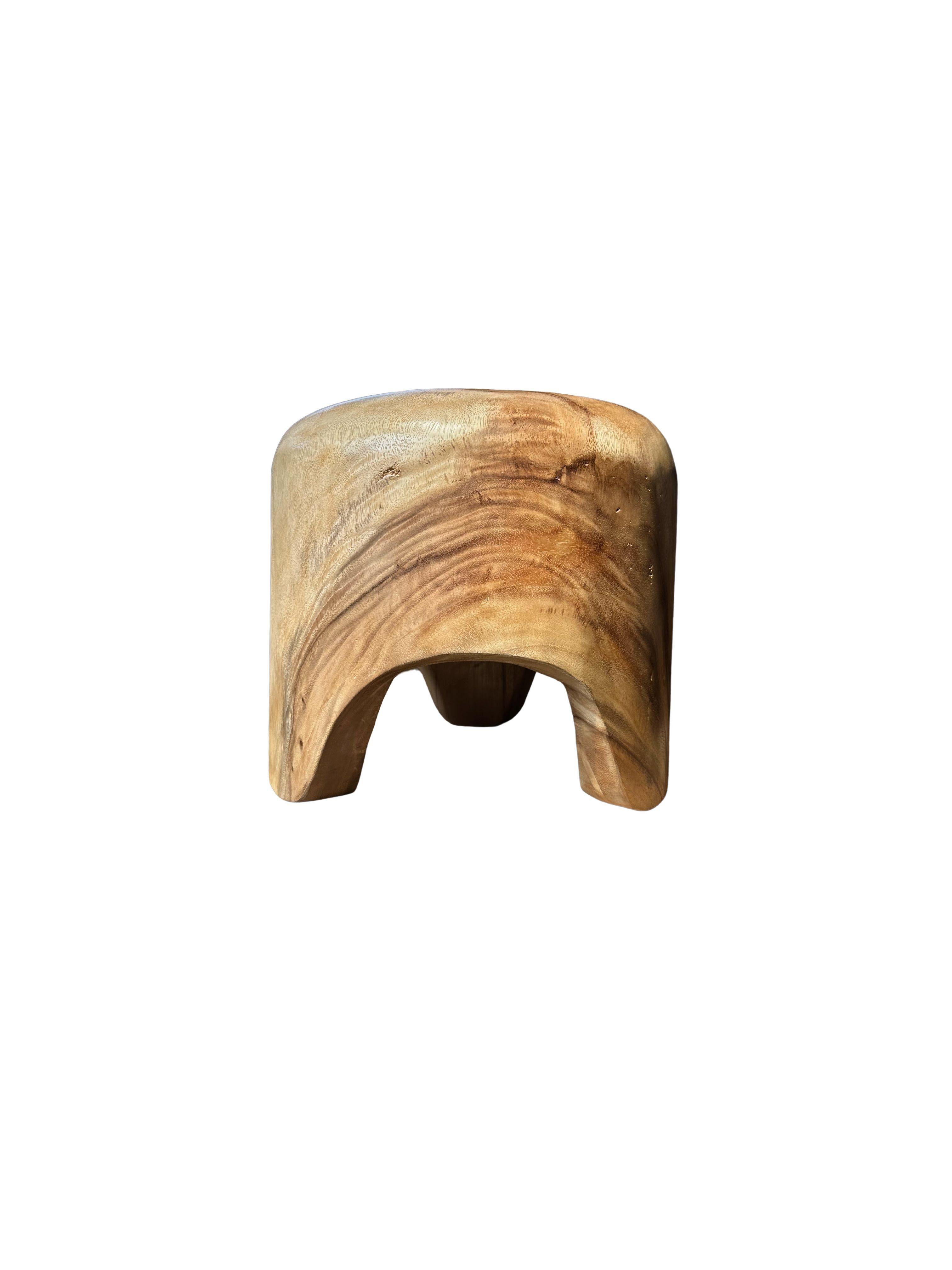 Fait main Table d'appoint sculpturale en bois de Mango massif avec pieds arqués en vente