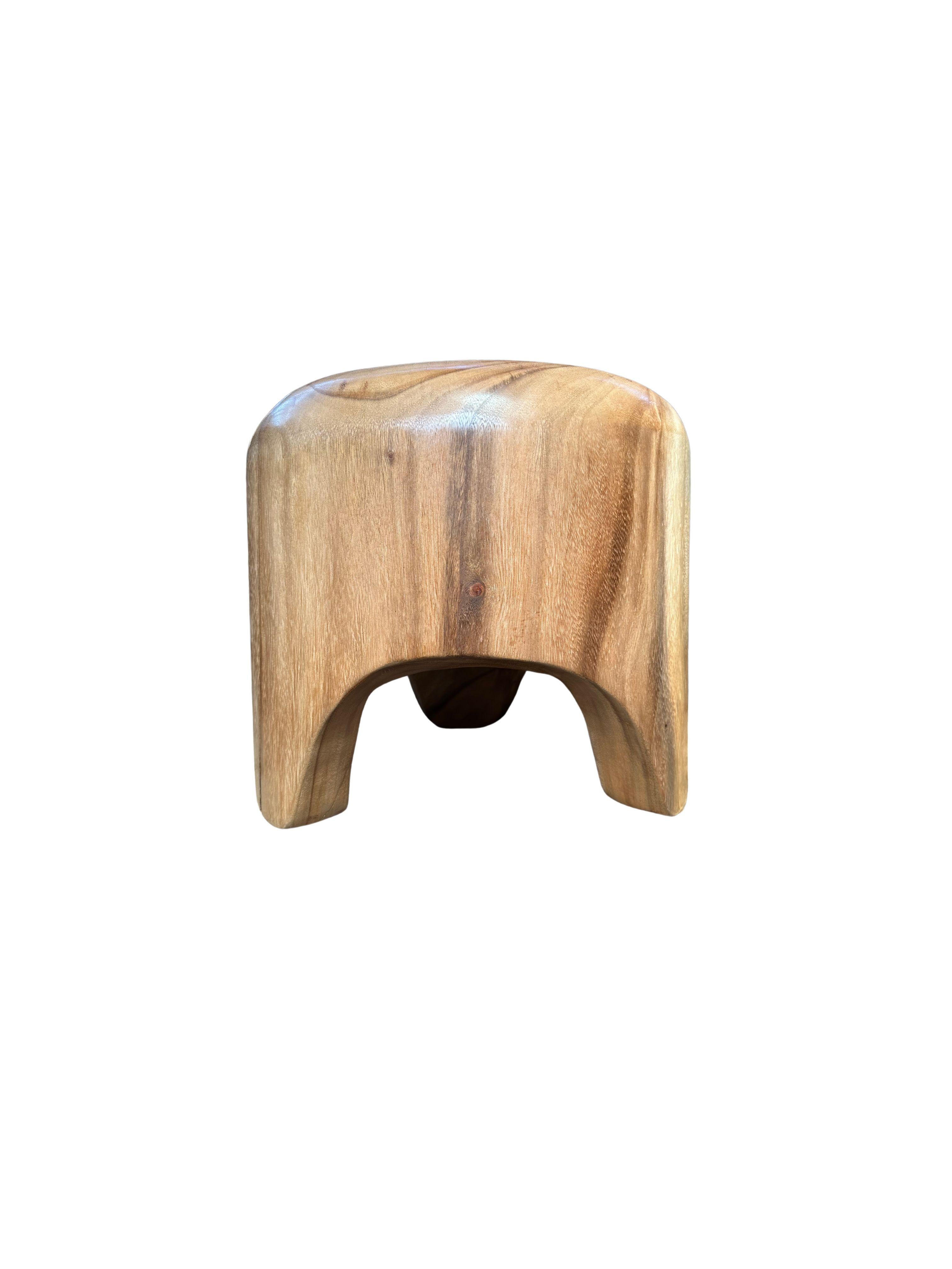 Table d'appoint sculpturale en bois de Mango massif avec pieds arqués Neuf - En vente à Jimbaran, Bali