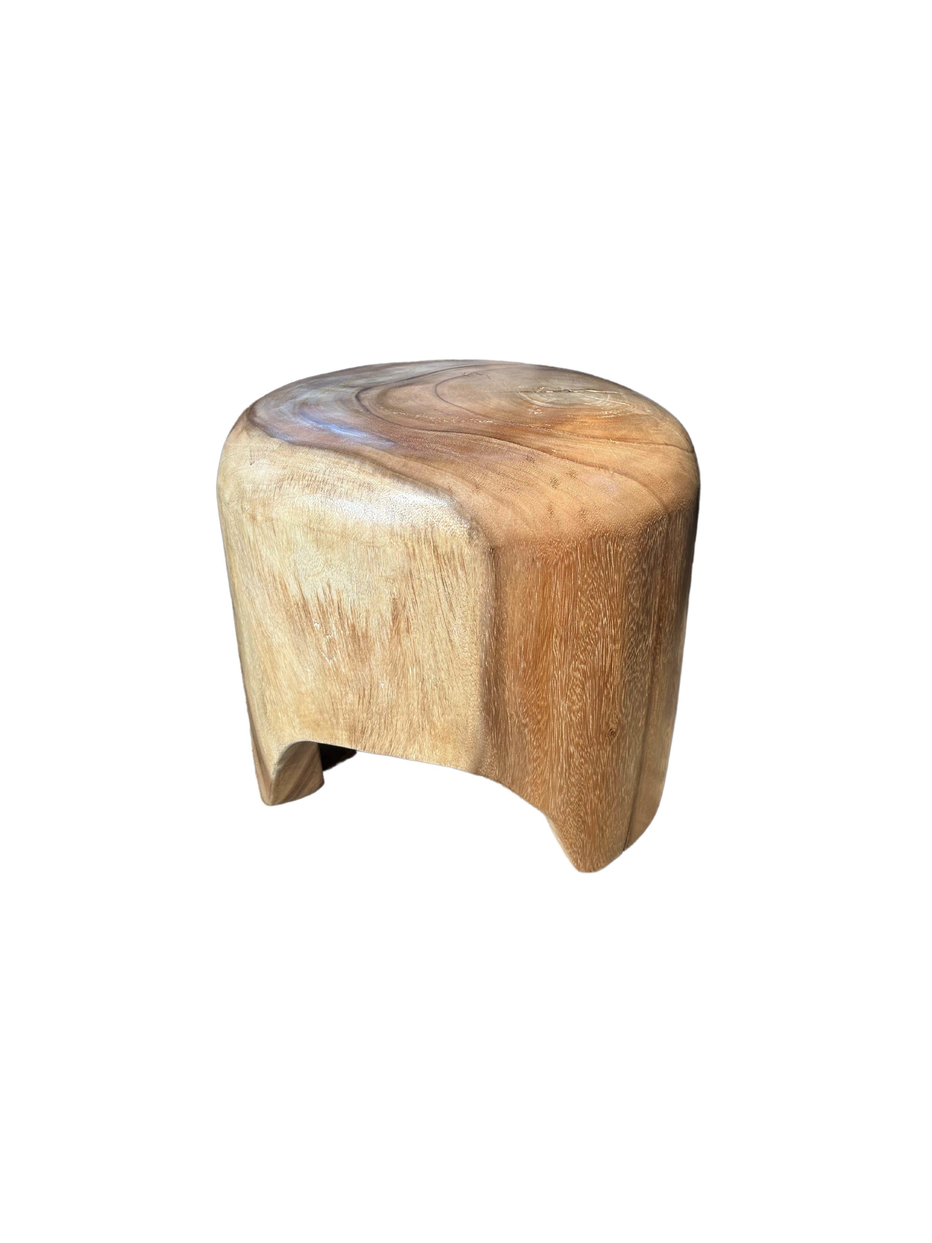 XXIe siècle et contemporain Table d'appoint sculpturale en bois de Mango massif avec pieds arqués en vente