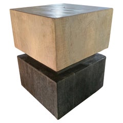 Tavolino scultoreo in legno massiccio di mango con finitura bruciata e naturale