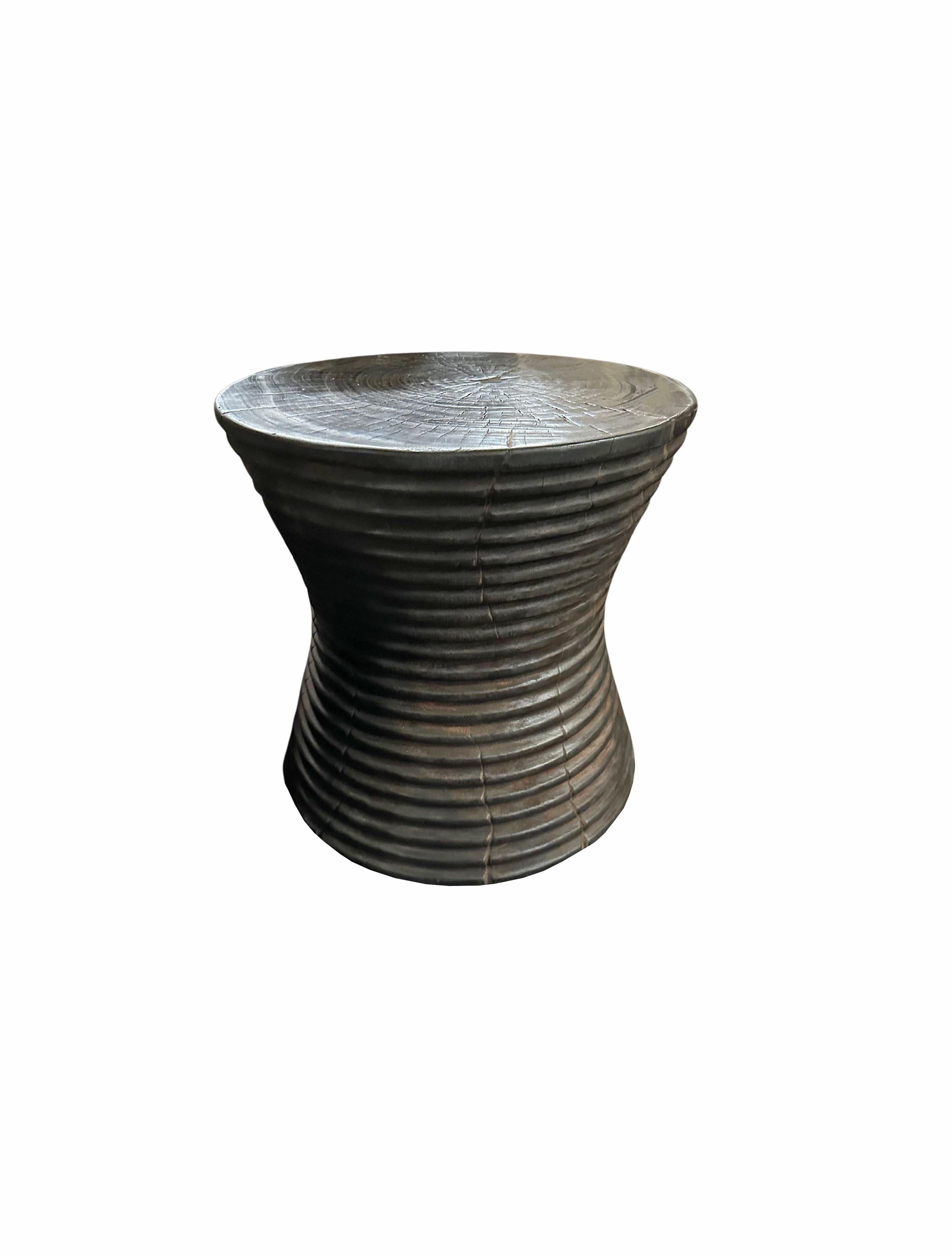 Une table d'appoint ronde merveilleusement sculpturale. Sa pigmentation et sa texture ont été obtenues en ponçant méticuleusement la table, en brûlant le bois à plusieurs reprises, puis en appliquant une couche transparente. Une pièce unique,