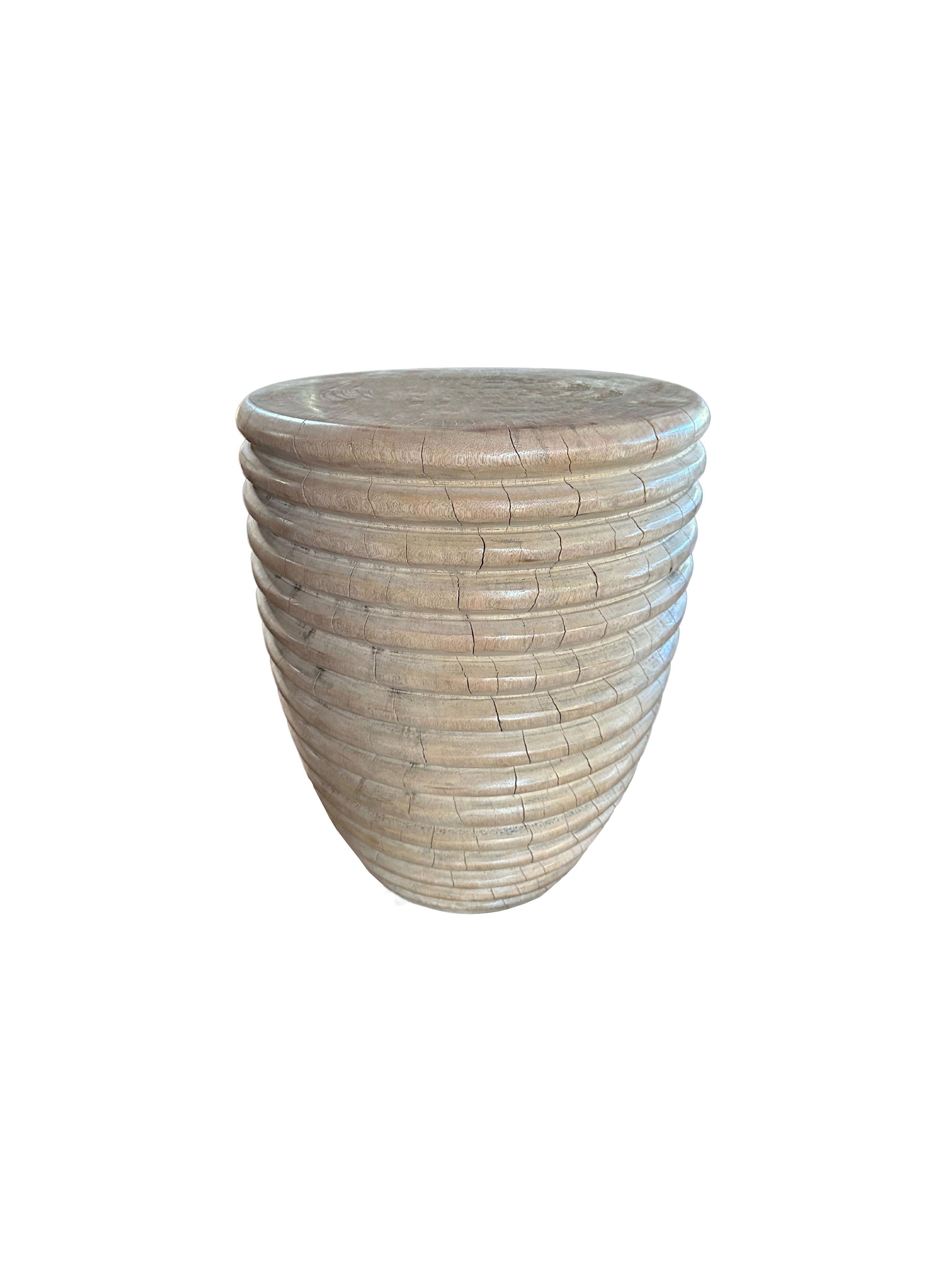 Organique Table d'appoint sculpturale en bois de Mango massif avec détails nervurés en vente