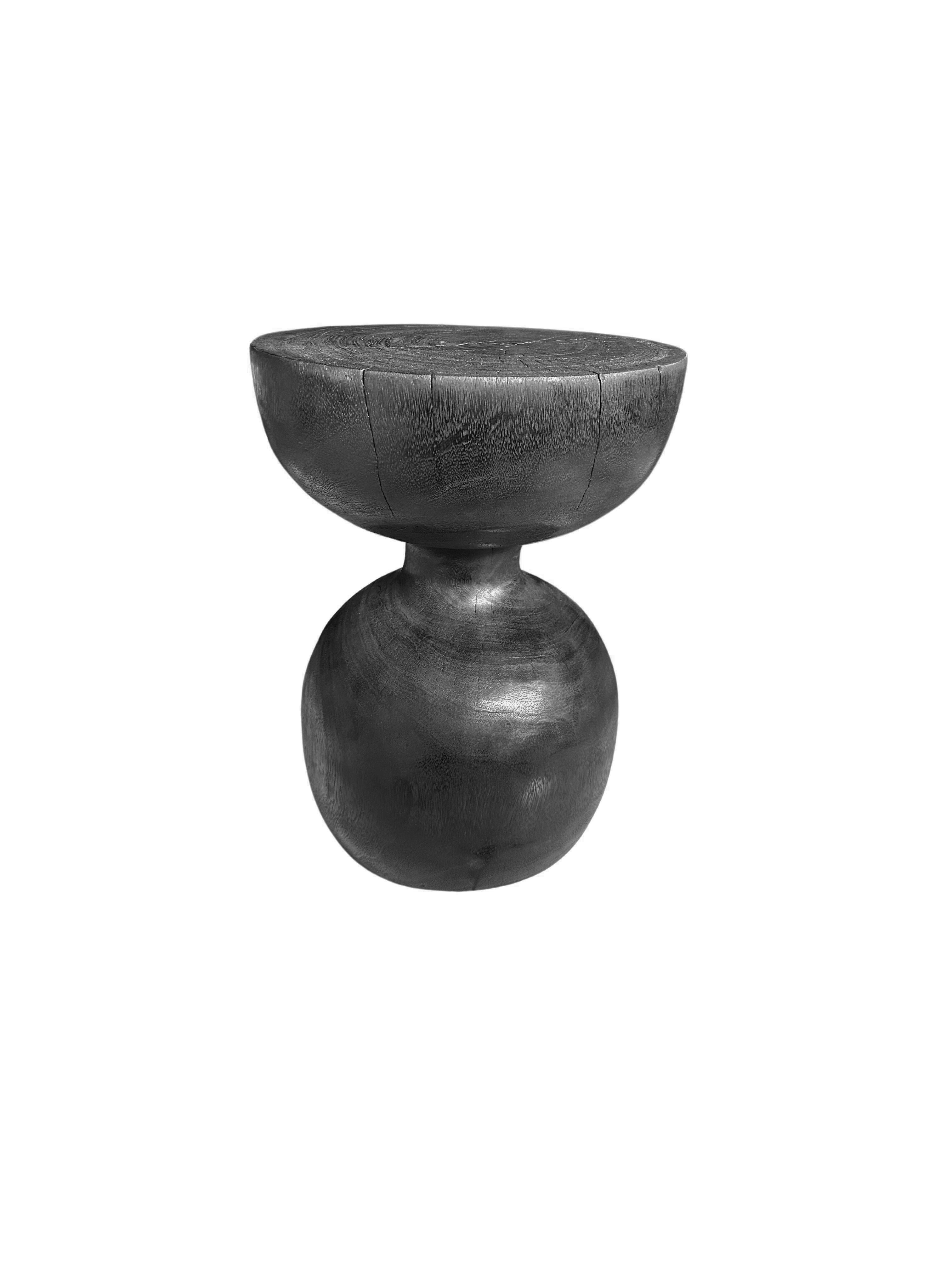 Organique Table d'appoint sculpturale en bois de poirier massif, finition brûlée en vente