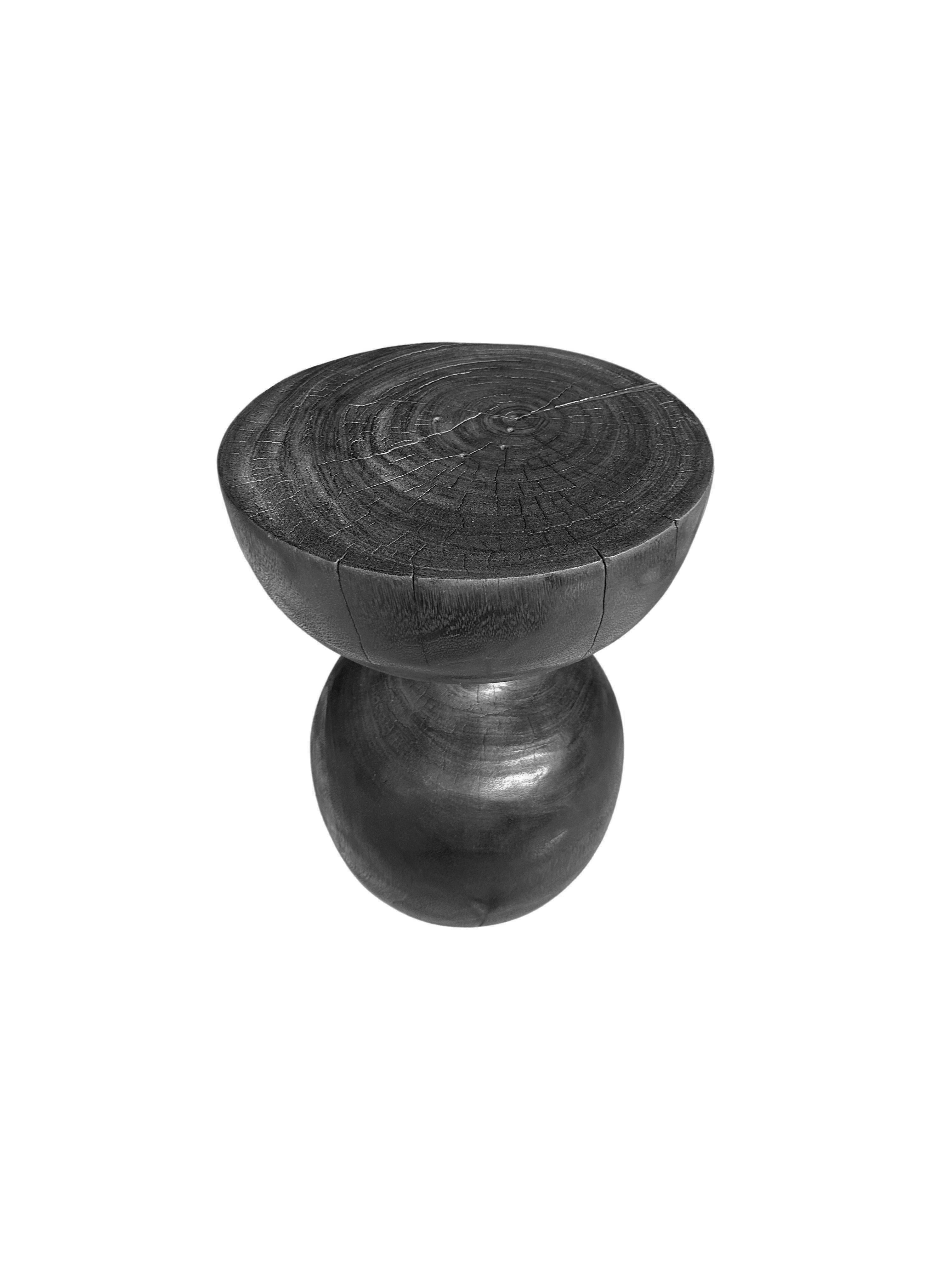 Indonésien Table d'appoint sculpturale en bois de poirier massif, finition brûlée en vente