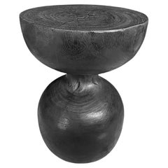 Tavolino scultoreo in legno massiccio di suar, finitura bruciata