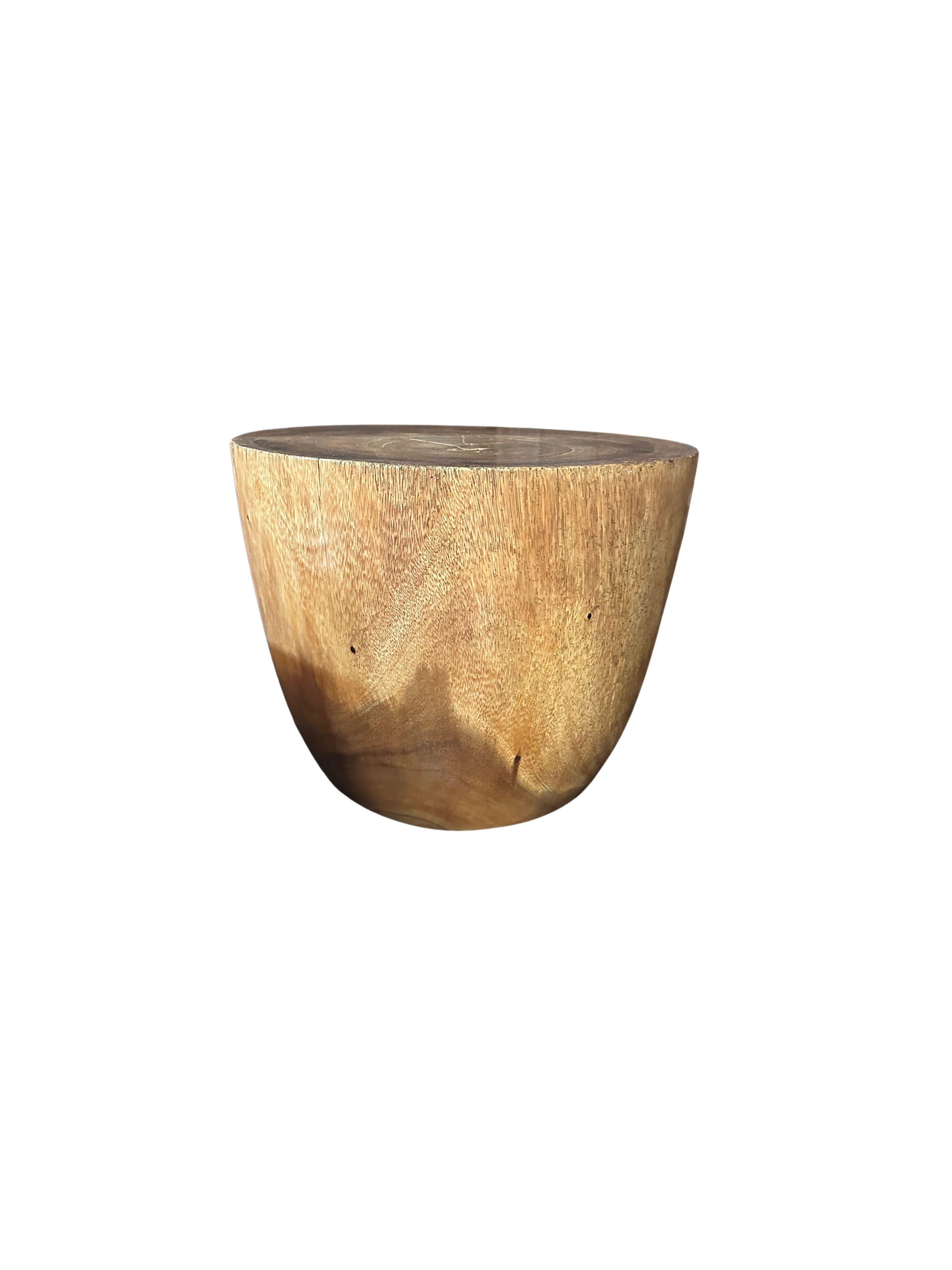 Organique Table d'appoint sculpturale en bois de poirier massif, finition naturelle en vente